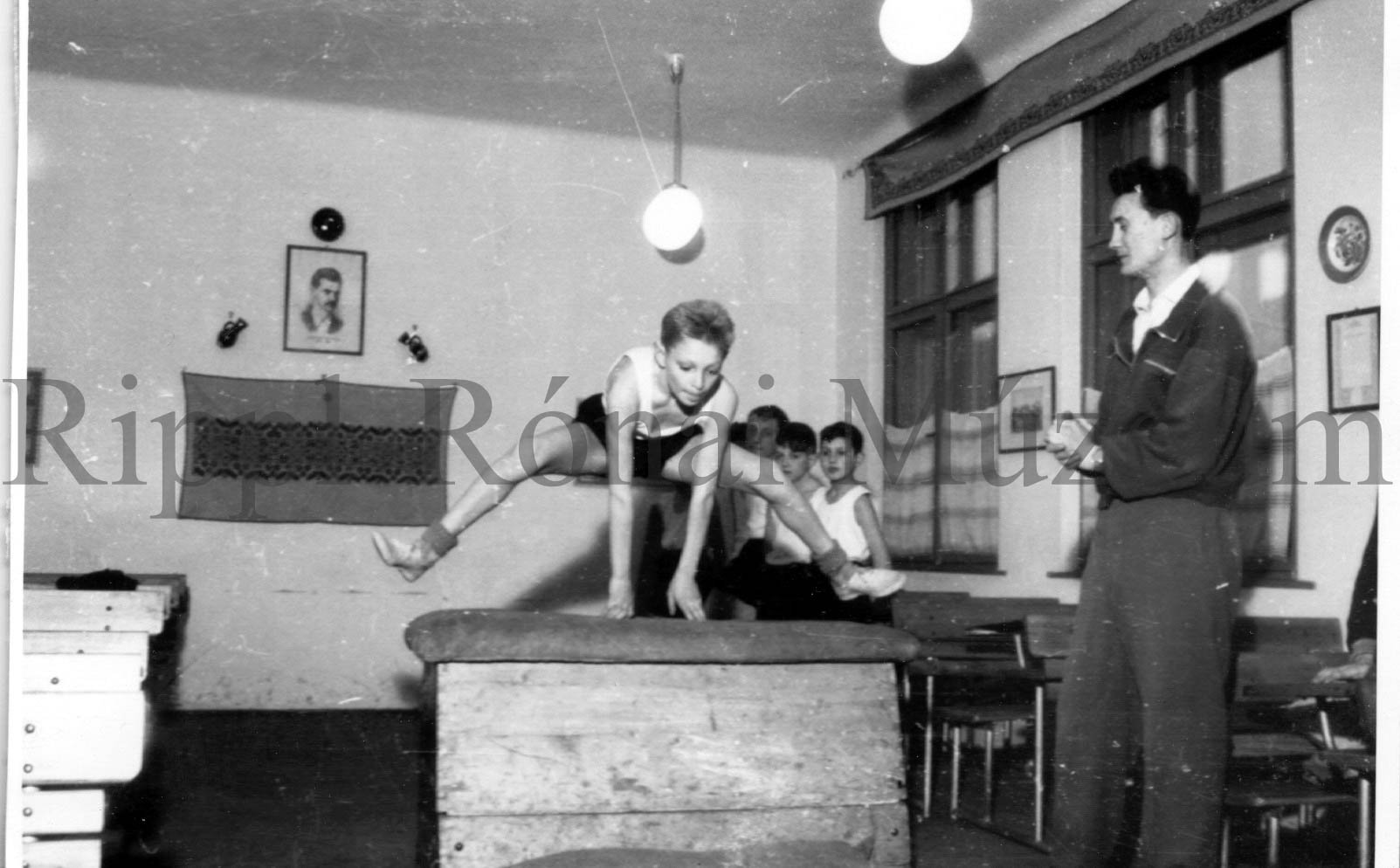 Sport-szakkör a kaposfői általános iskolában - szekrényugrás (Rippl-Rónai Múzeum CC BY-NC-SA)