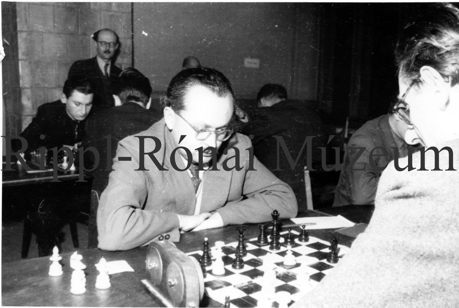 Dobos Tibor, a megyei sakkbajnokság döntőjének egyik résztvevője a sakktáblánálDobos Tibor, a megyei sakkbajnokság döntőjének egyik résztvev� (Rippl-Rónai Múzeum CC BY-NC-SA)