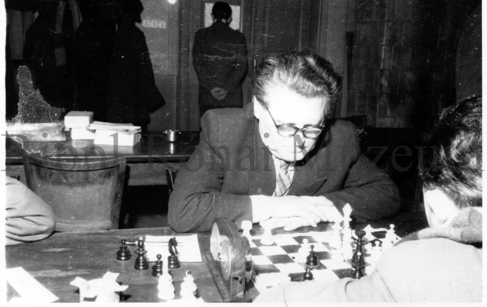 Dr. Turi Sándor, a megyei sakkbajnokság résztvevője a sakktáblánál (Rippl-Rónai Múzeum CC BY-NC-SA)