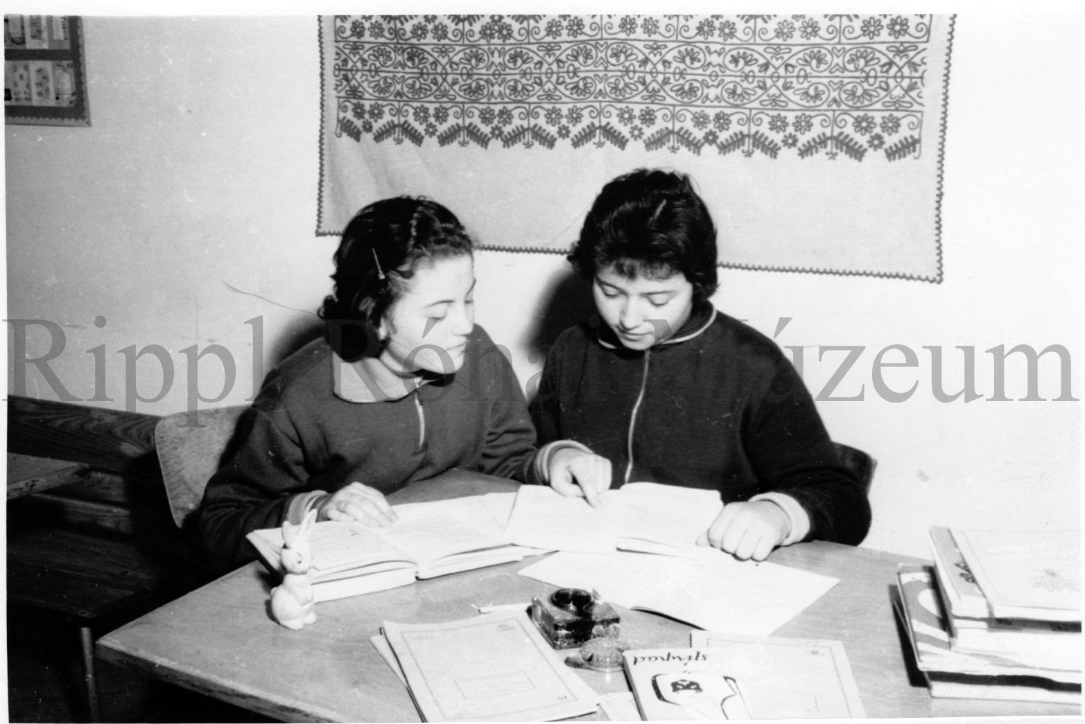 Pitz Marika, a kaposfői általános iskola tanulója barátnőjének segít a tanulásban (Rippl-Rónai Múzeum CC BY-NC-SA)