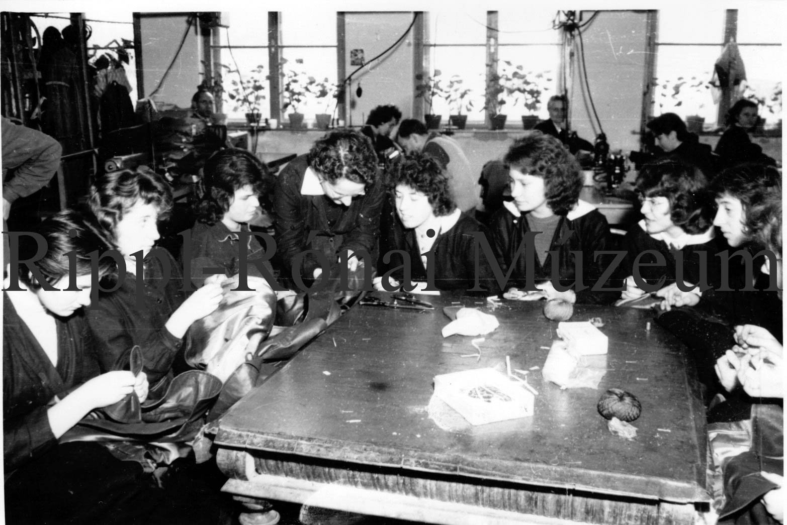 A csurgói Napsugár Ktsz-ben gimnazista lányok politechnikai gyakorlaton (Rippl-Rónai Múzeum CC BY-NC-SA)