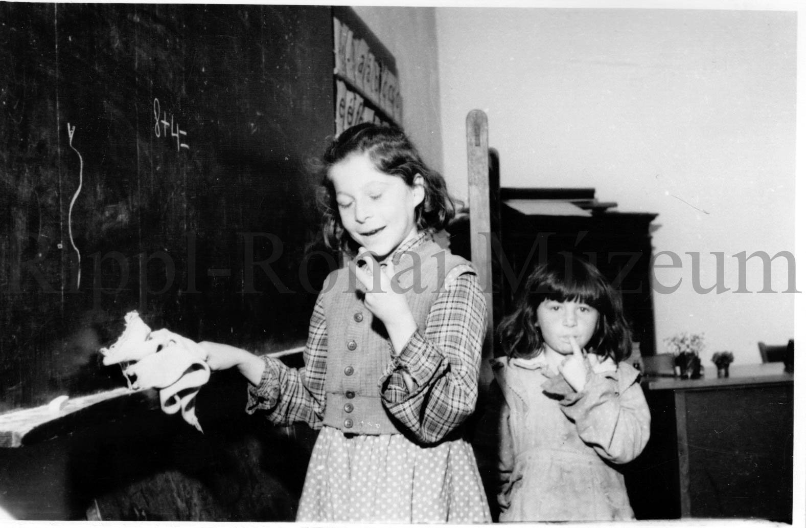 A szentai általános iskola cigány tanulói - a táblánál (Rippl-Rónai Múzeum CC BY-NC-SA)
