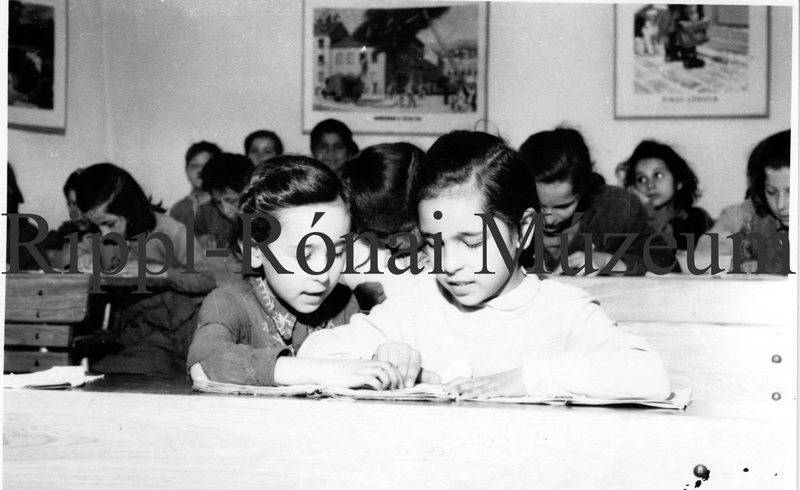 A szentai általános iskola cigány tanulói - az iskolapadban (Rippl-Rónai Múzeum CC BY-NC-SA)