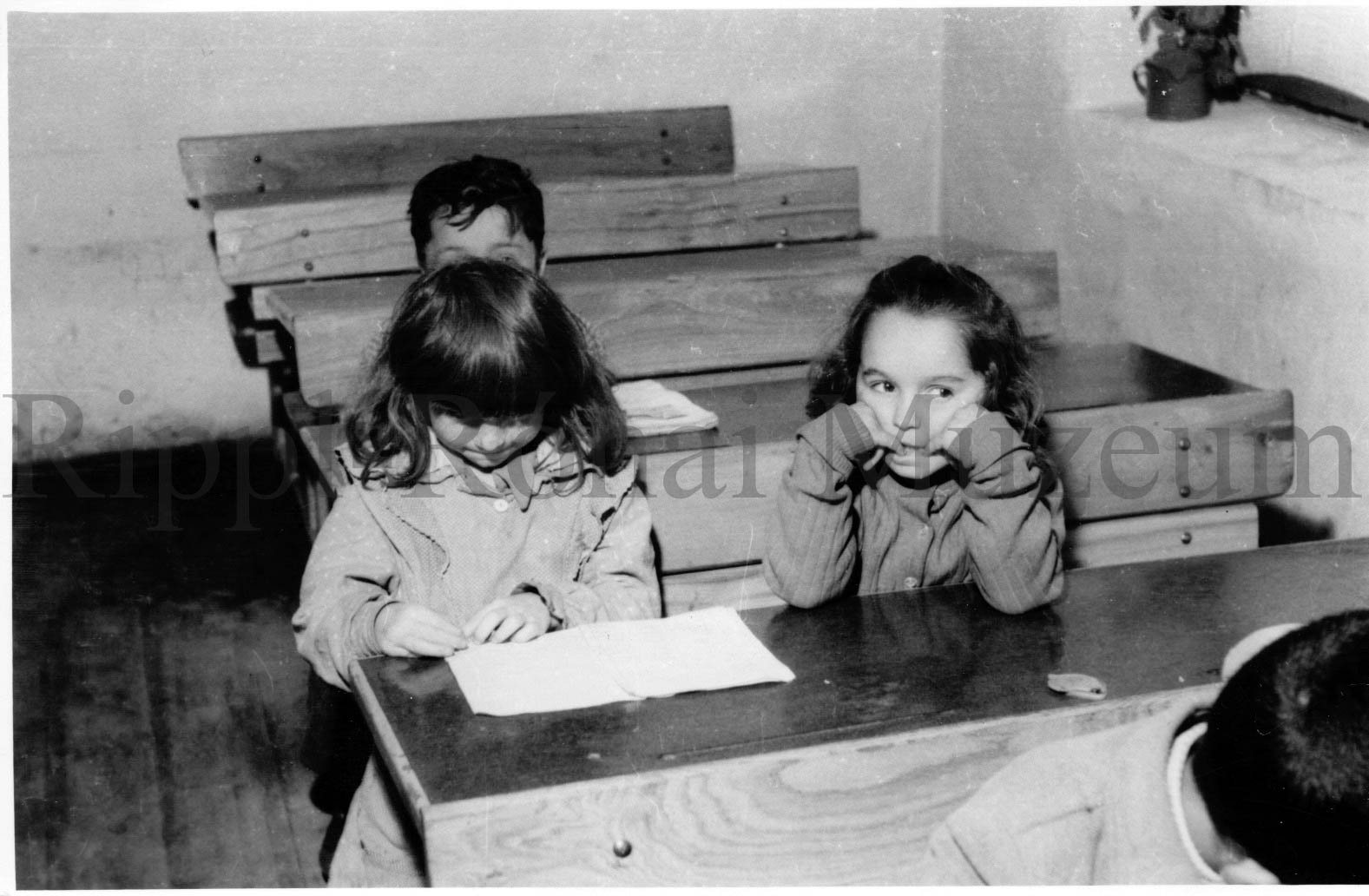 A szentai általános iskola cigány tanulói - az iskolapadban (Rippl-Rónai Múzeum CC BY-NC-SA)