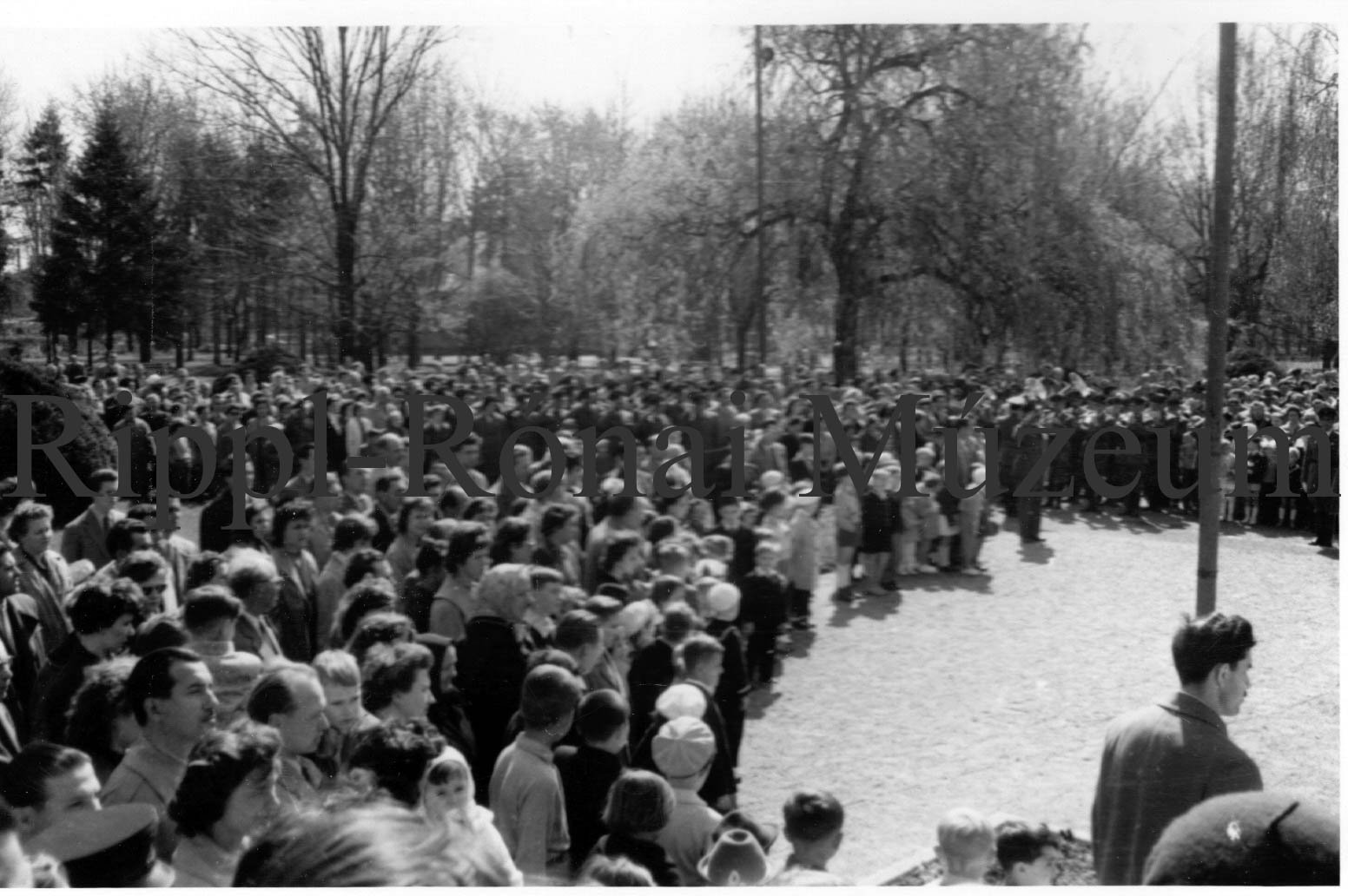 Koszorúzási ünnepség a Szabadság-parki szovjet emlékműnél - a koszorúzáson megjelent tömeg (Rippl-Rónai Múzeum CC BY-NC-SA)