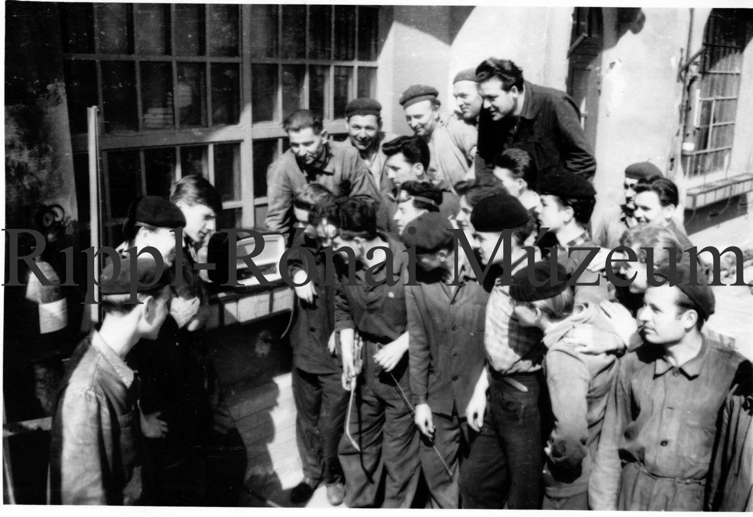 A Transzvillnál nagy csoportokban hallgatják a dolgozók Gagarin űrutazásának hírét (Rippl-Rónai Múzeum CC BY-NC-SA)