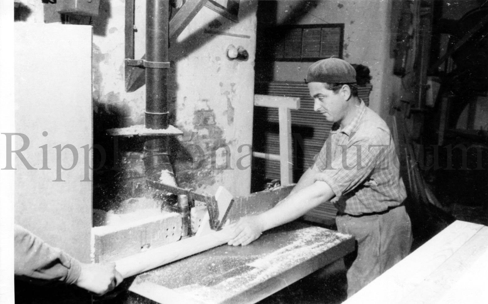 Faipari Vállalat gépházi dolgozóinak szocialista brigádja. Szabó Ferenc kiváló dolgozó (Rippl-Rónai Múzeum CC BY-NC-SA)