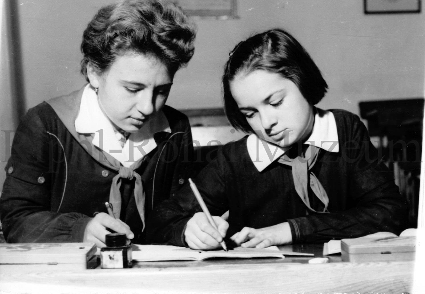 Putics Vera osztálytársának segít a számtan feladat elkészítésében (Rippl-Rónai Múzeum CC BY-NC-SA)