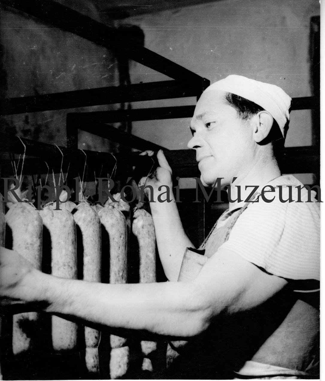 Csík Mihály a Húsipari Vállalat füstölőjében dolgozik (Rippl-Rónai Múzeum CC BY-NC-SA)