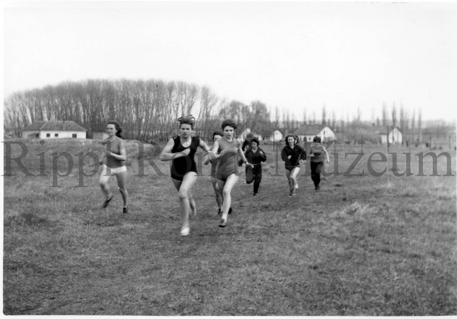 A mezei futóbajnokság női ifjúsági mezőnye (Rippl-Rónai Múzeum CC BY-NC-SA)