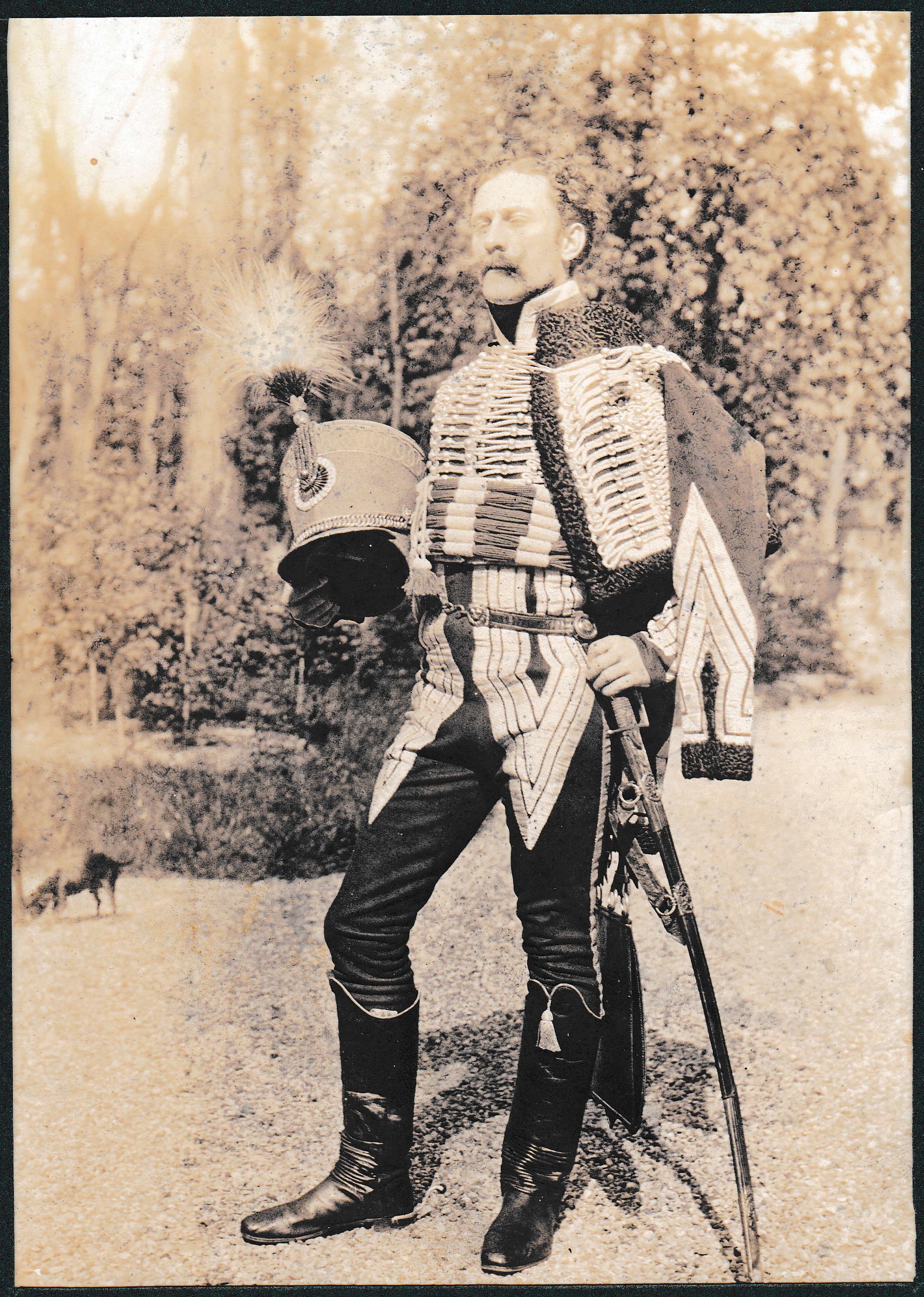 James Pitcain Knowles skót festő huszár ruhában (Rippl-Rónai Múzeum CC BY-NC-ND)