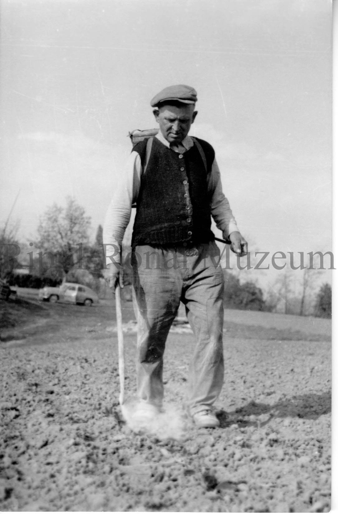 Gulyás István a pamuki tsz. kertésze permetez (Rippl-Rónai Múzeum CC BY-NC-SA)