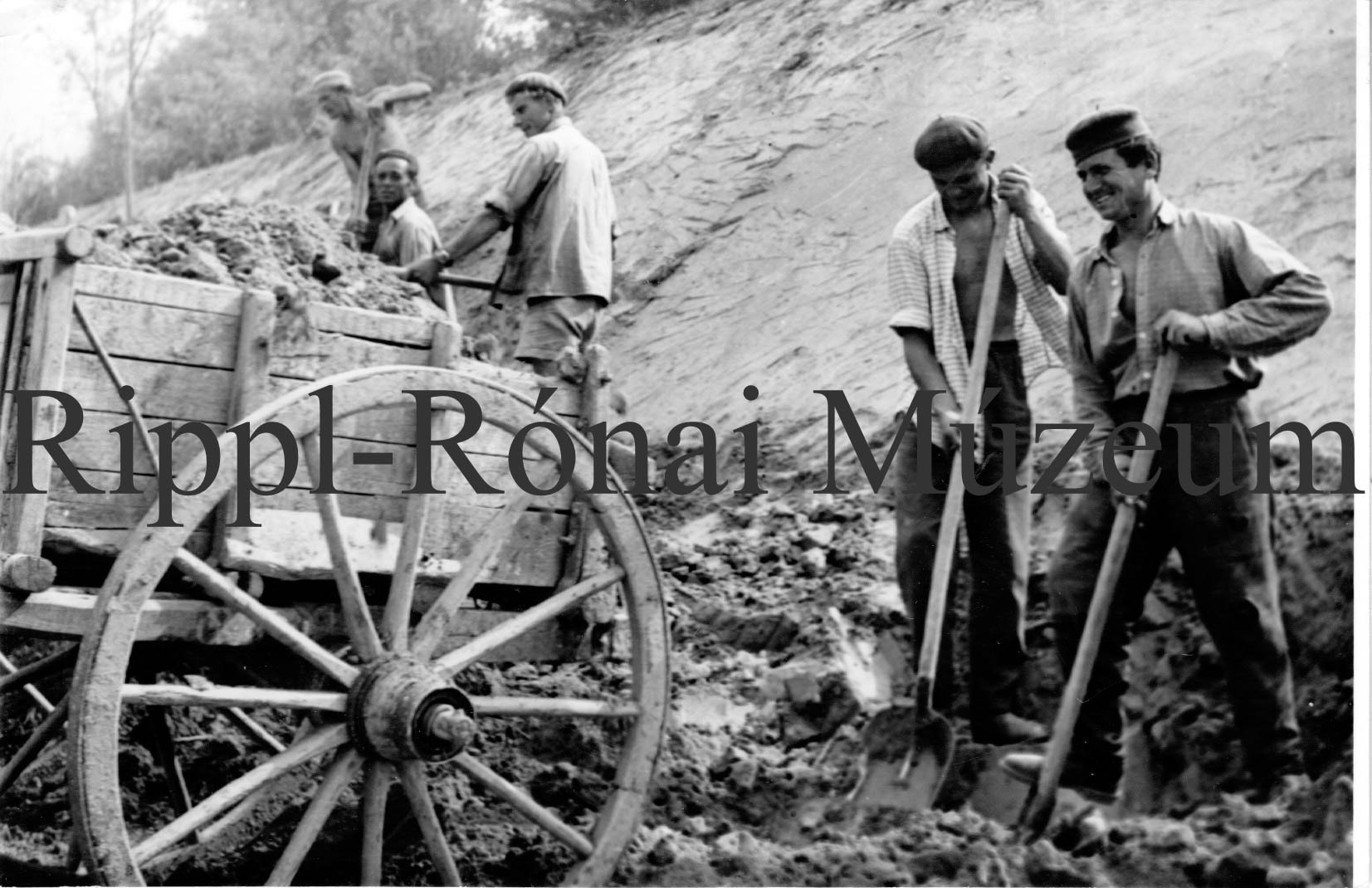 Megkezdődtek a földmunkák a 68-as sz. földutakon (Rippl-Rónai Múzeum CC BY-NC-SA)