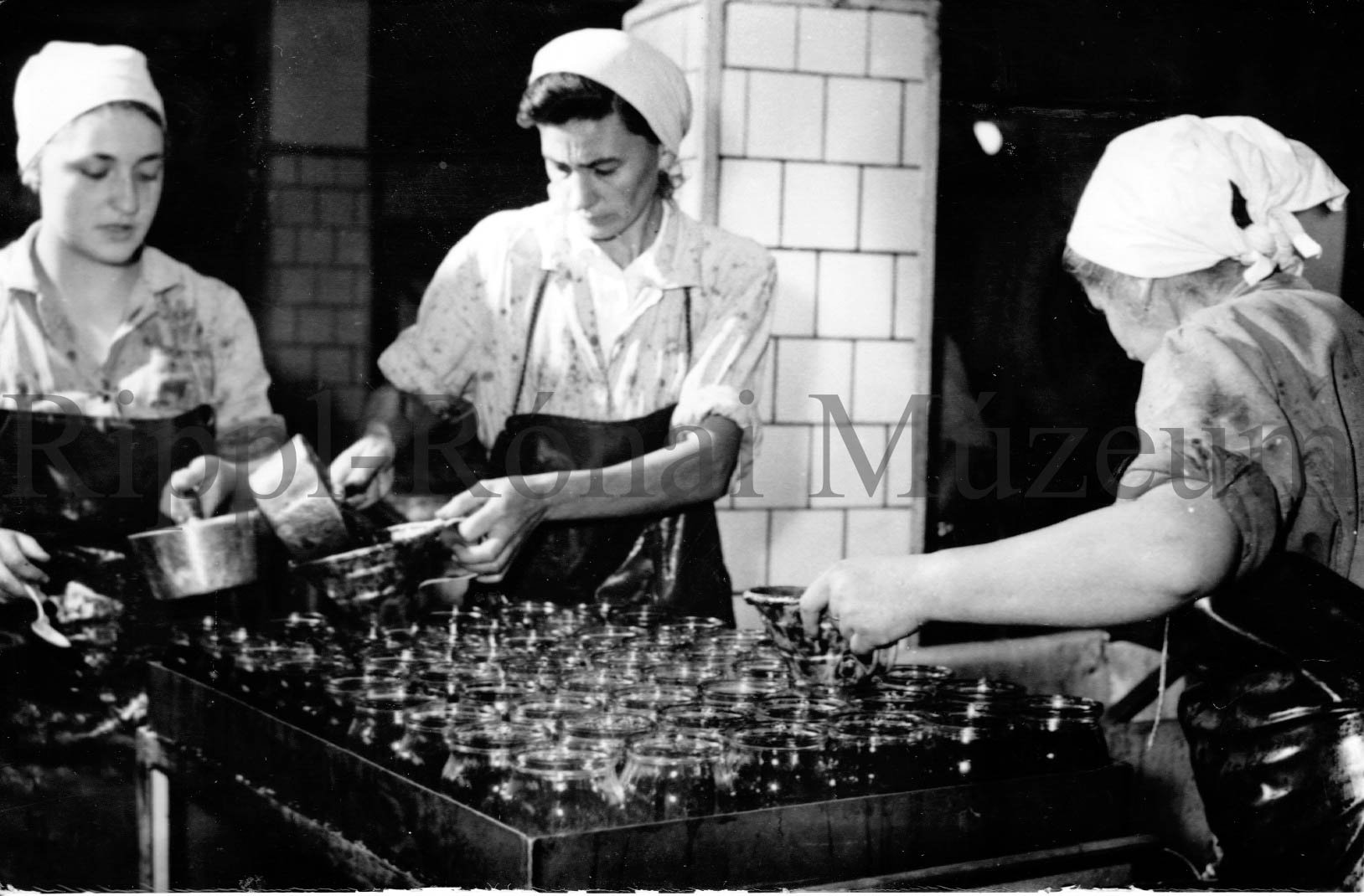 Sabján Jánosné és Horváth Jánosné üvegekbe tölti a meggylekvárt (nagyatádi Konzervgyár) (Rippl-Rónai Múzeum CC BY-NC-SA)