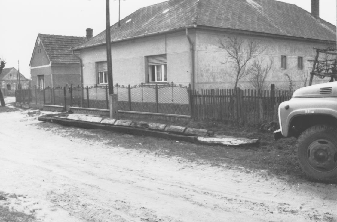 Koszorúgerendák az utcán (Rippl-Rónai Múzeum CC BY-NC-ND)