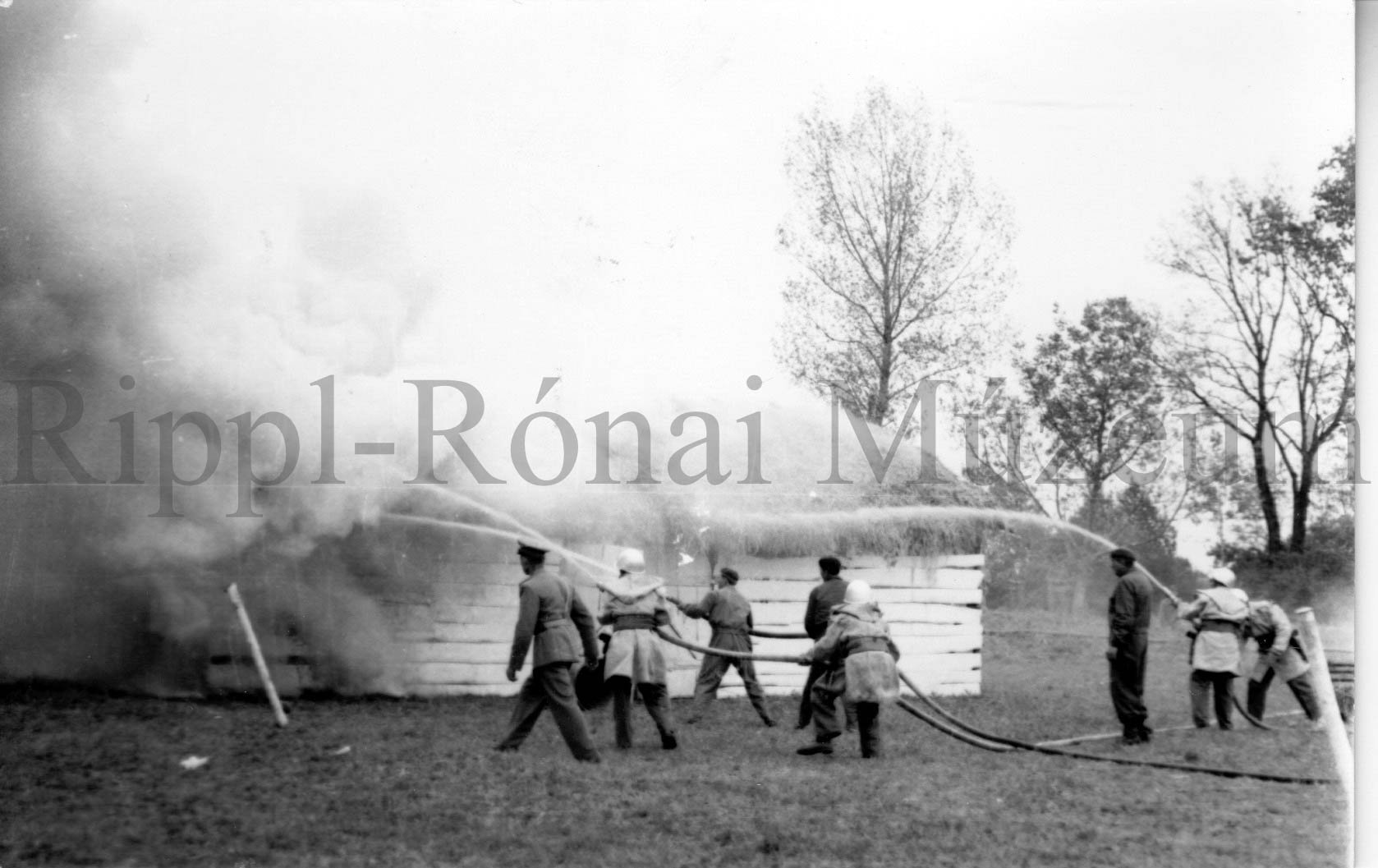 A nagybajomi önkéntes tűzoltócsapat tüzet olt. (Rippl-Rónai Múzeum CC BY-NC-SA)