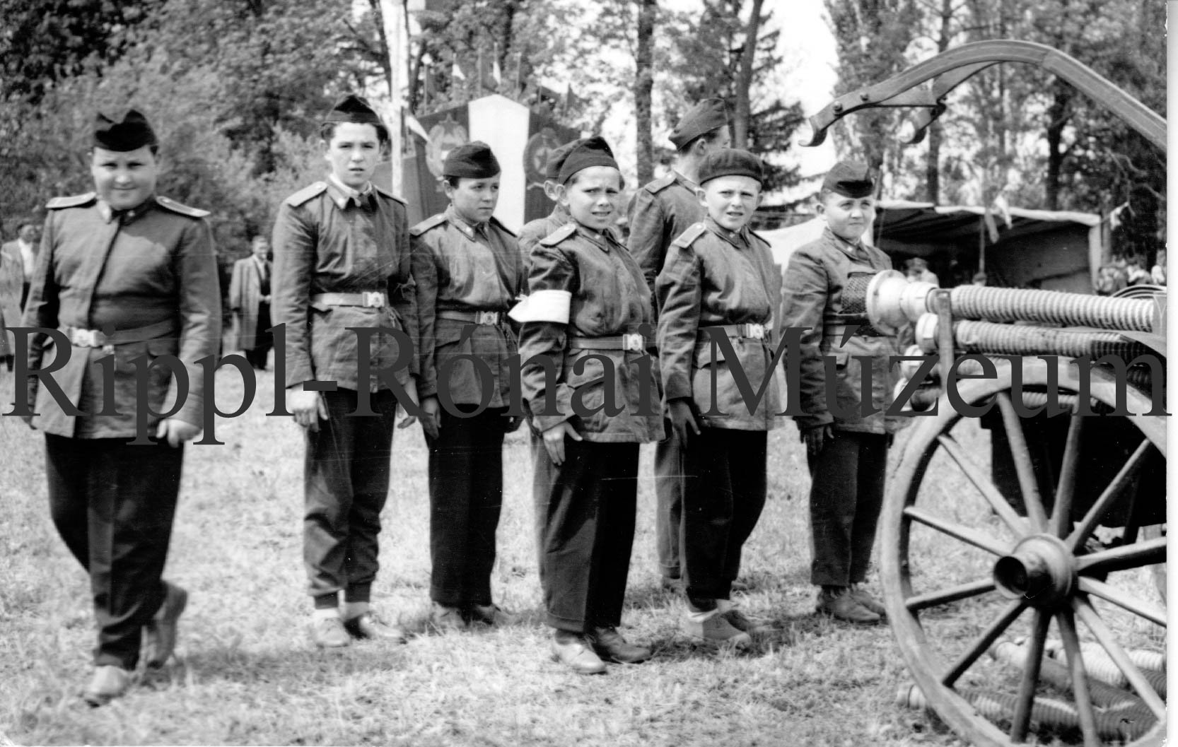 A simonfai úttörőcsapat a nagybajomi tűzoltóversenyen (Rippl-Rónai Múzeum CC BY-NC-SA)