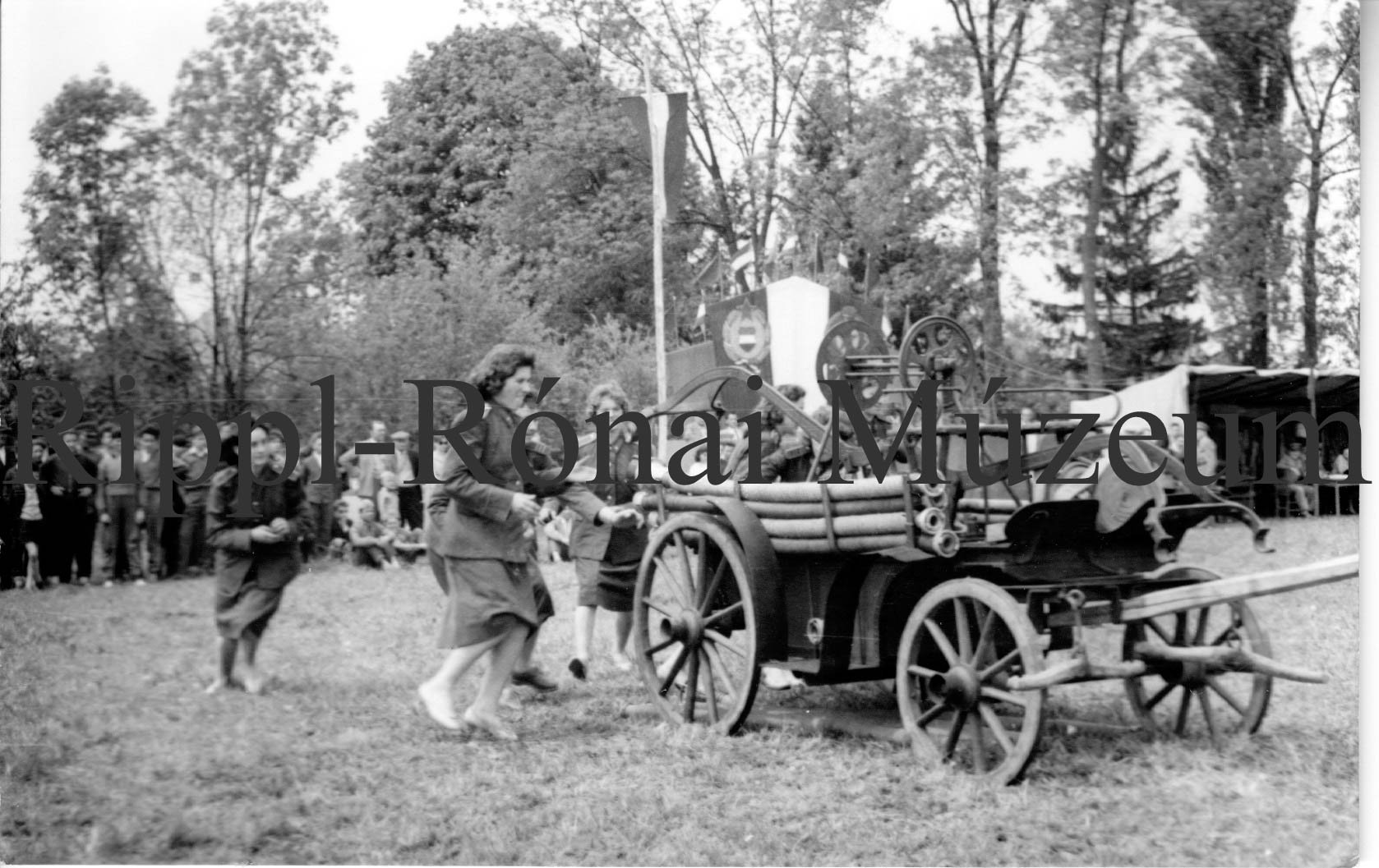 A kadarkúti leánycsapat a nagybajomi tűzoltóversenyen (Rippl-Rónai Múzeum CC BY-NC-SA)