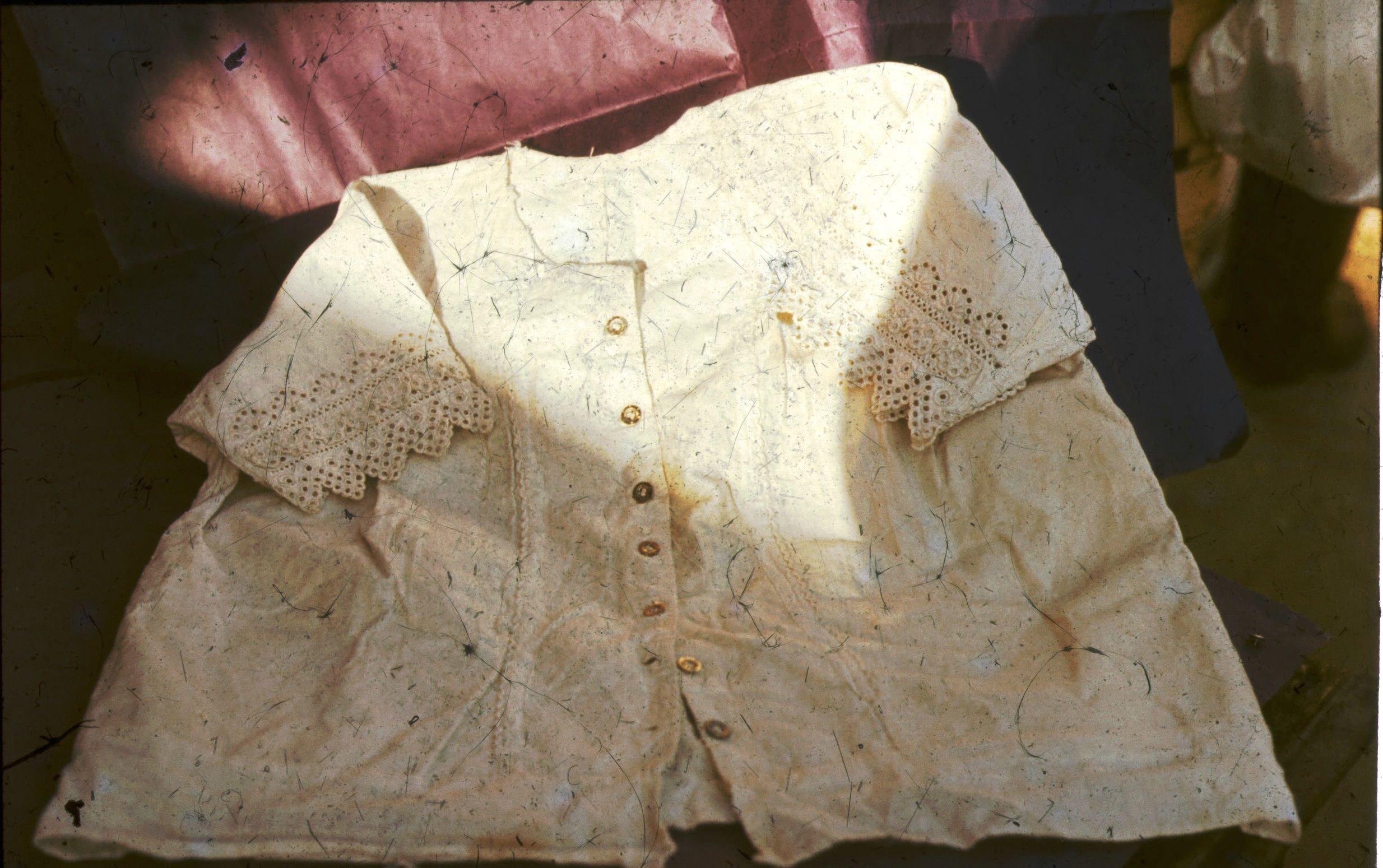 Törökkoppányi fehérhímzéses női ing, fém gombokkal (Rippl-Rónai Múzeum CC BY-NC-ND)