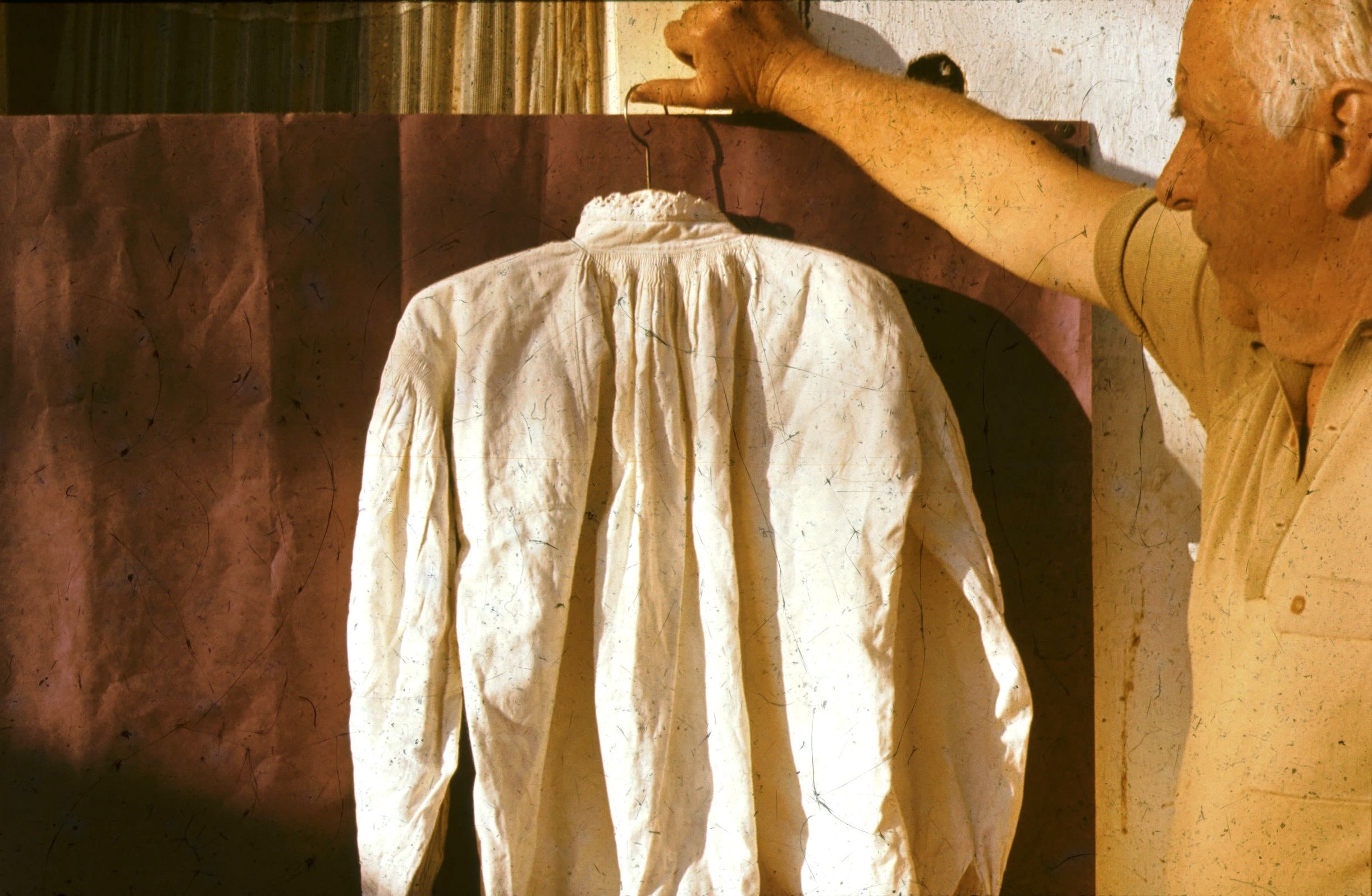 Törökkopányi fehérhímzéses férfi ing hátulról (Rippl-Rónai Múzeum CC BY-NC-ND)