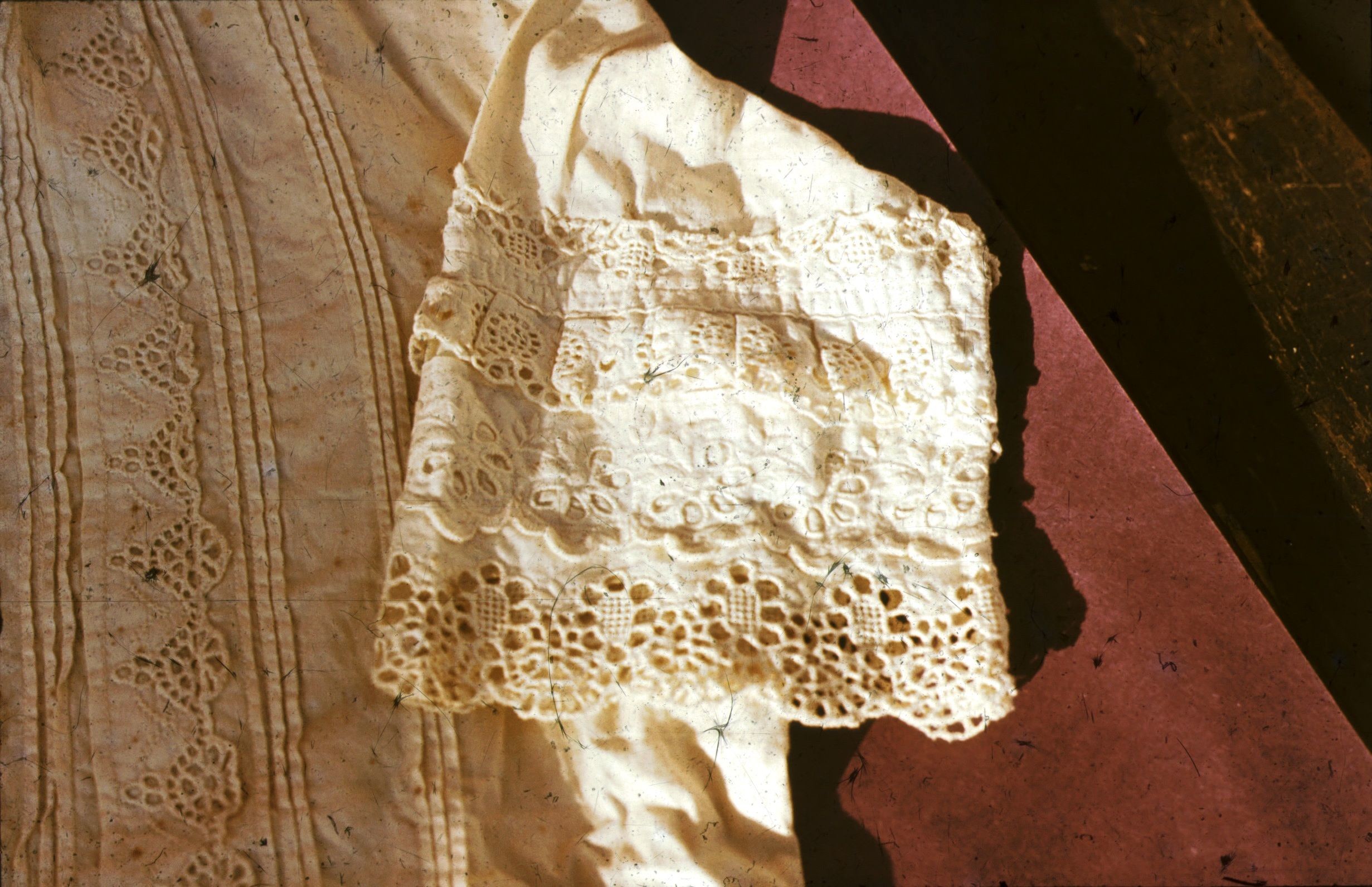 Törökkopányi fehérhímzéses női inguj (Rippl-Rónai Múzeum CC BY-NC-ND)