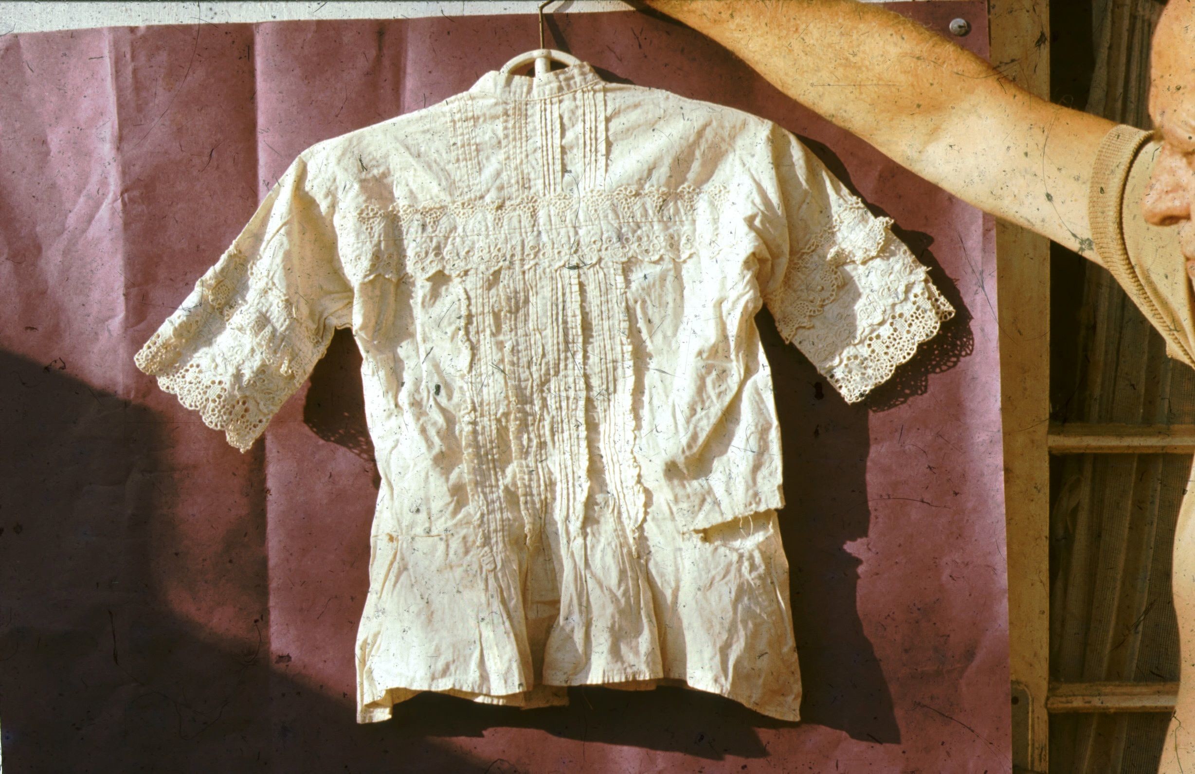 Törökkopányi fehérhímzéses női ing hátulról (Rippl-Rónai Múzeum CC BY-NC-ND)
