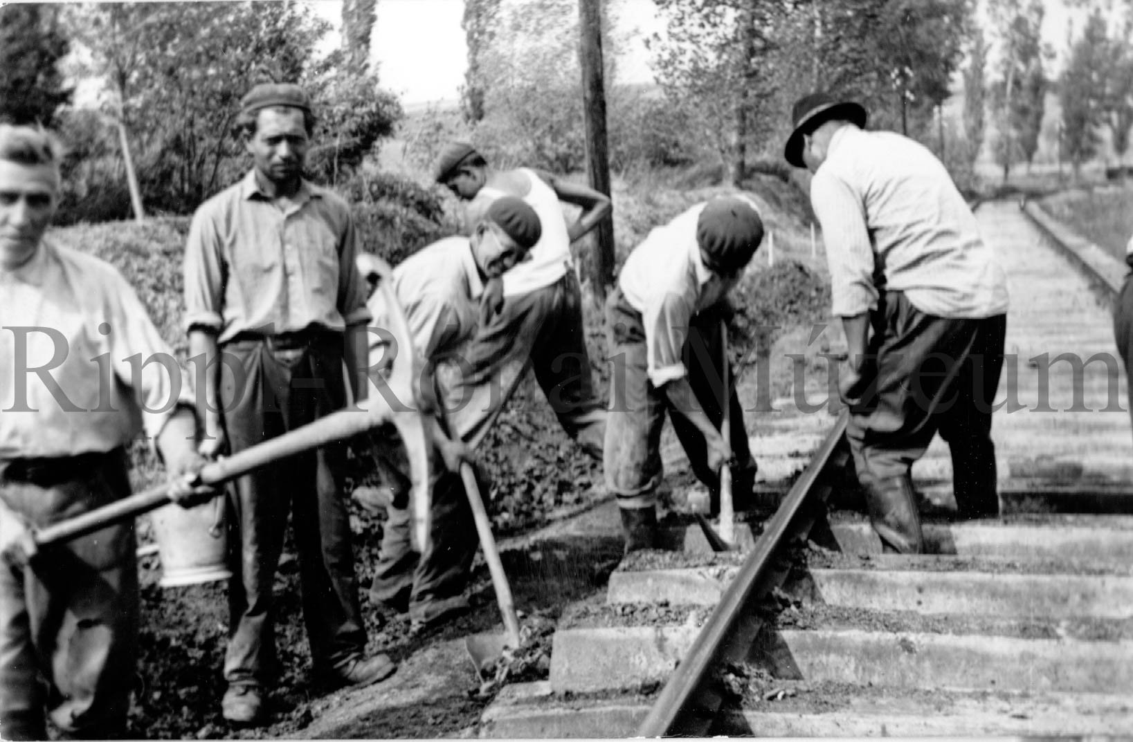 Korszerűsítik a Kaposvár-siófoki vasútvonal egyik szakaszát. Pályaépítő munkások (Rippl-Rónai Múzeum CC BY-NC-SA)