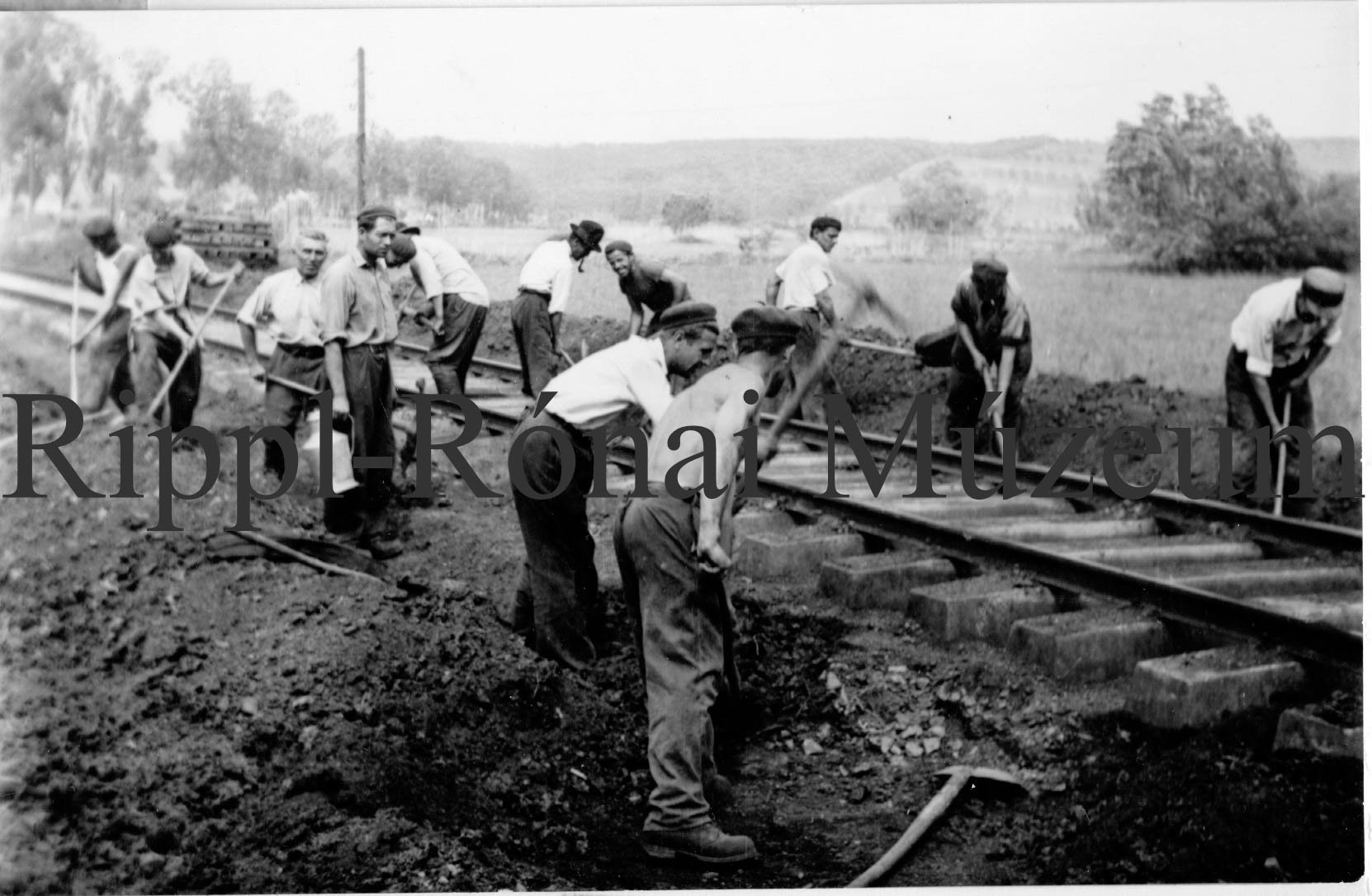 Korszerűsítik a Kaposvár-siófoki vasútvonal egyik szakaszát. Pályaépítő munkások (Rippl-Rónai Múzeum CC BY-NC-SA)