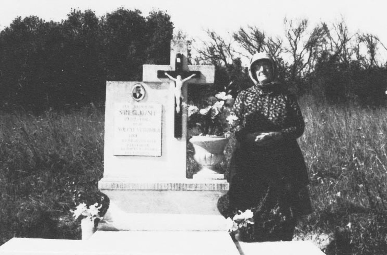 Sümegi Józsefné férje és fia sírja mellett (Rippl-Rónai Múzeum CC BY-NC-ND)