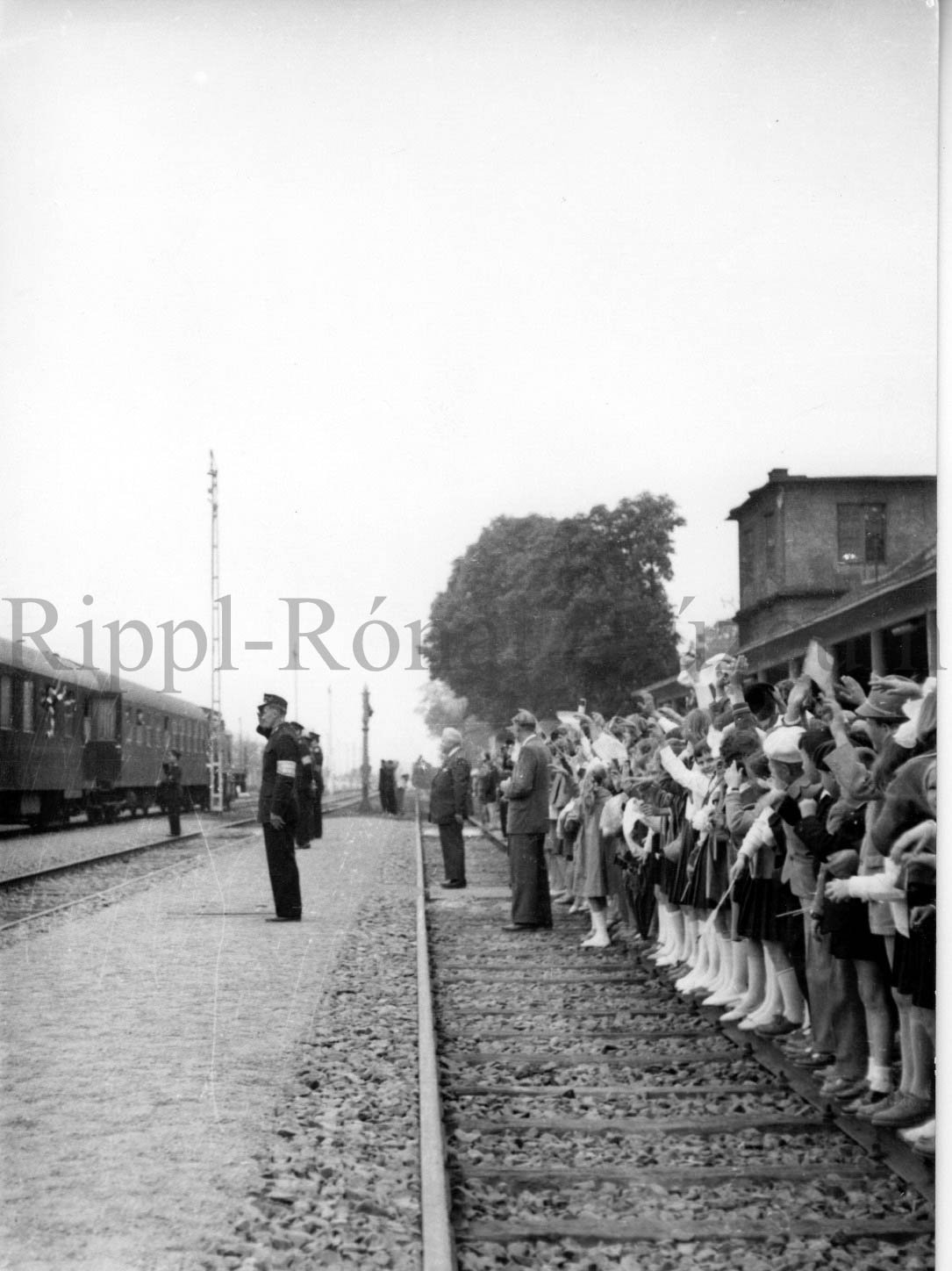 A gyékényesi vasútállomás megnyitására érkező jugoszláv vendégek. A várakozó fogadóbizottság (Rippl-Rónai Múzeum CC BY-NC-SA)