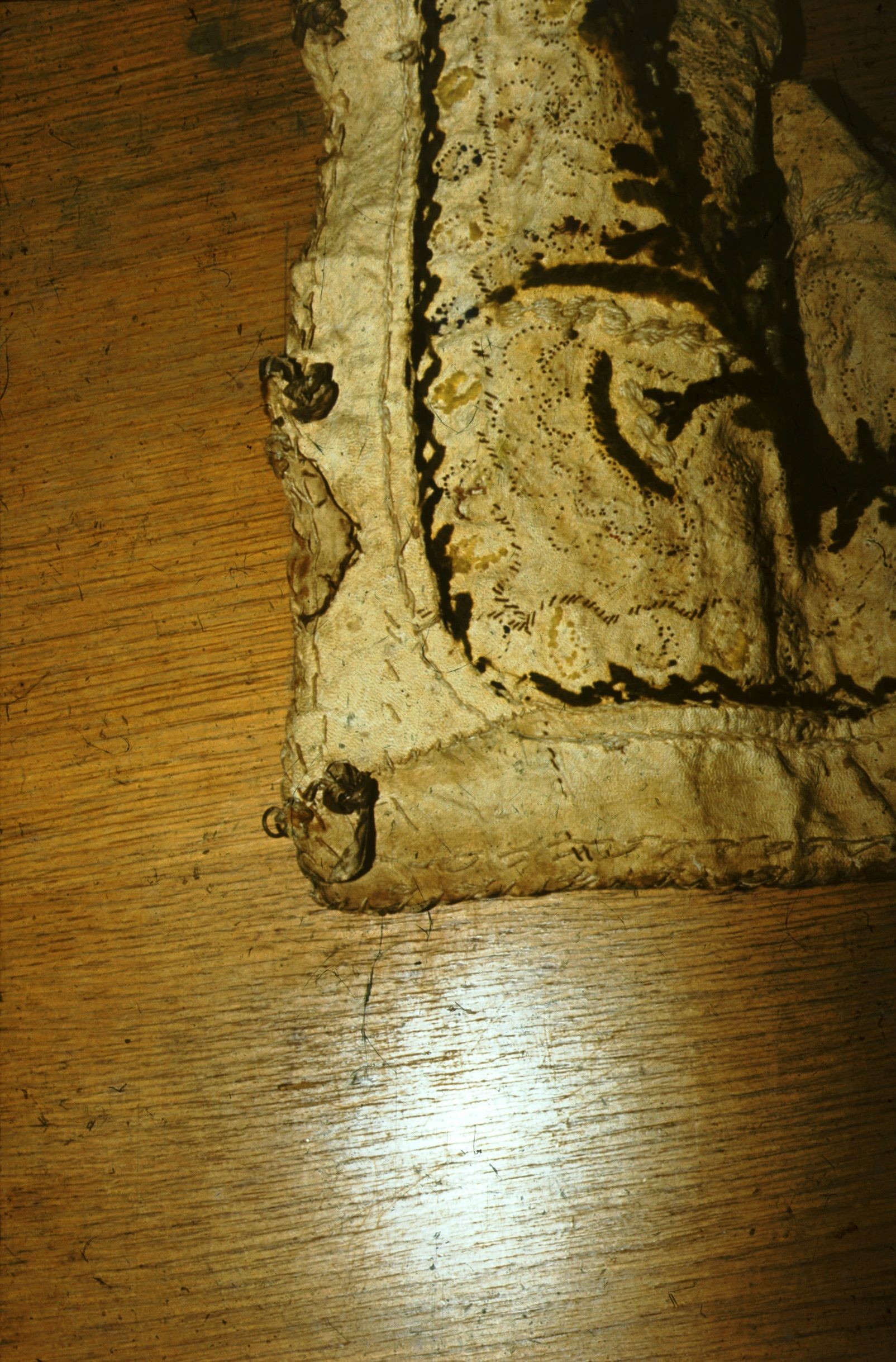 Szennai női kisbunda belső oldala és bőrgombjai (Rippl-Rónai Múzeum CC BY-NC-ND)
