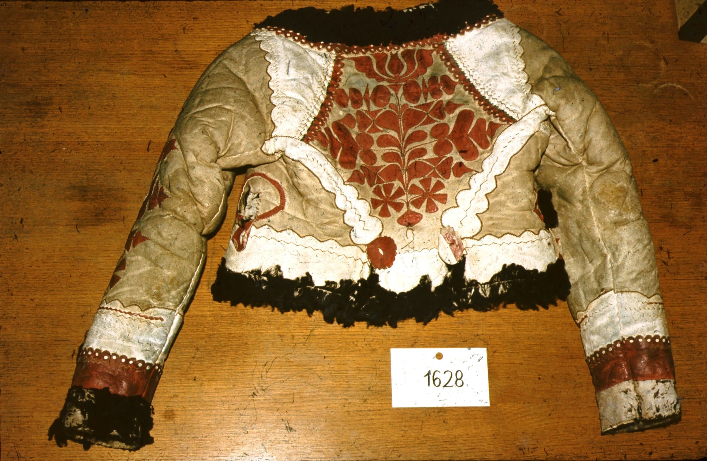 Női kurta bunda Véséről (Rippl-Rónai Múzeum CC BY-NC-ND)