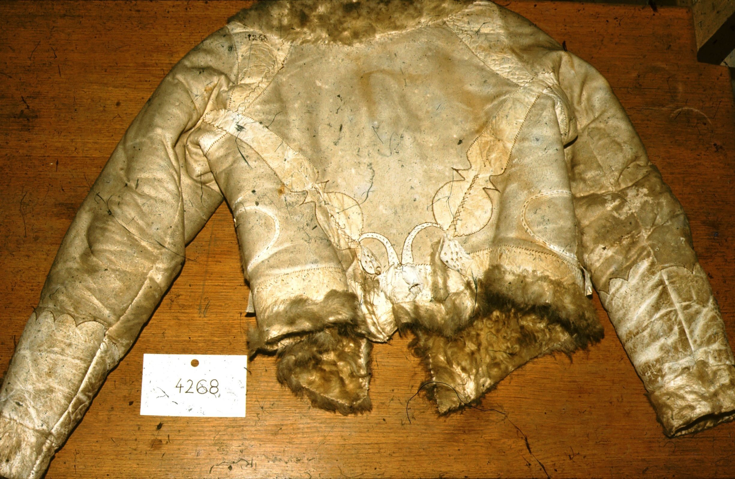 Csökölyi női kisködmön háta fehér bőrrátéttel (Rippl-Rónai Múzeum CC BY-NC-ND)
