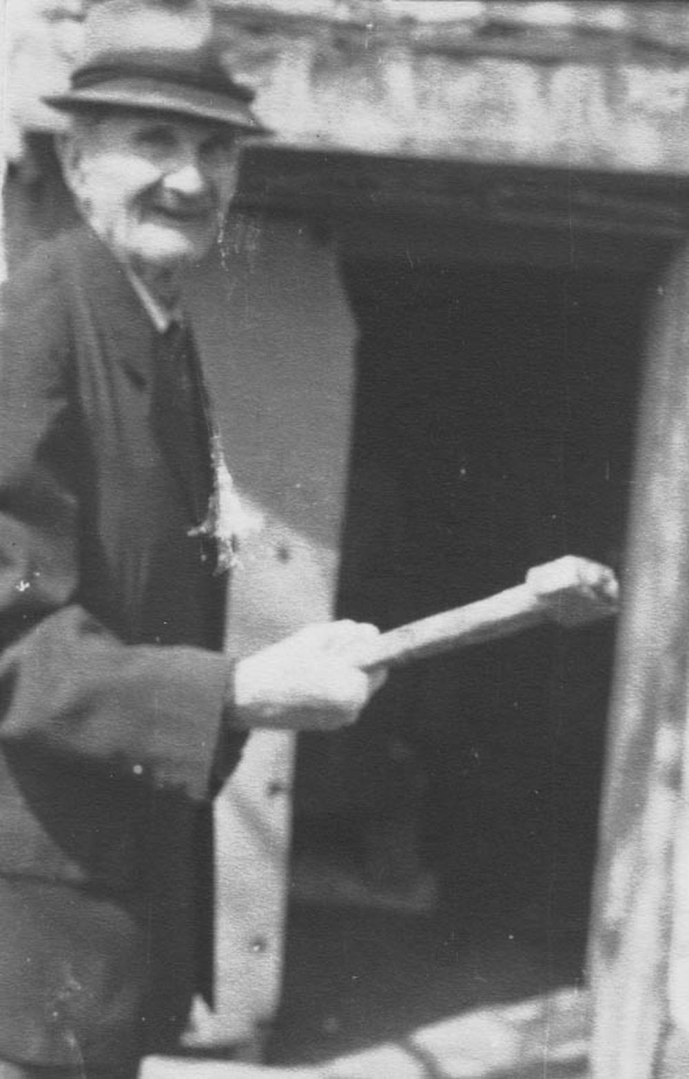 Lenkey Dezső imolai nemes cserhántó bakót tart (Rippl-Rónai Múzeum CC BY-NC-ND)