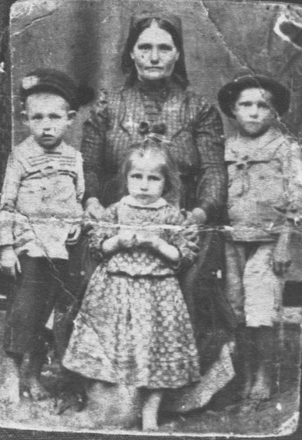 Szuloki asszony két fiával és kislányával kb.1920-ból (Rippl-Rónai Múzeum CC BY-NC-ND)