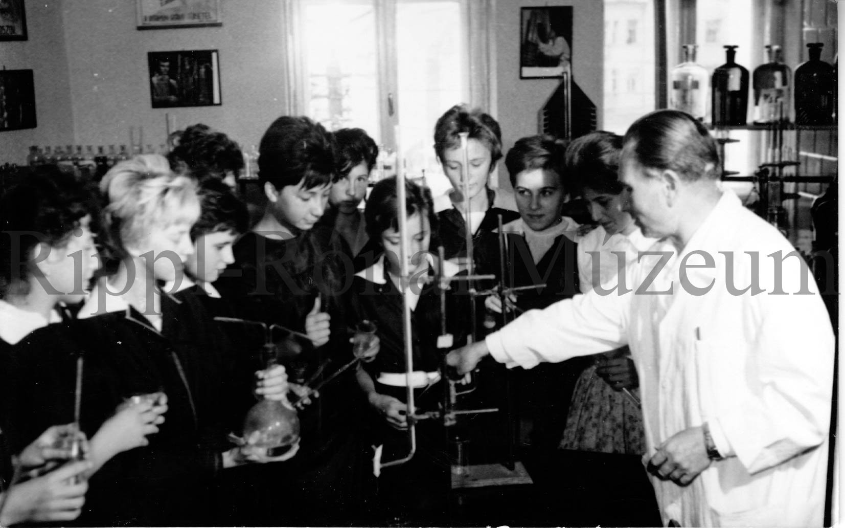 Kiss István kémiatanár a Cukoripari Technikum elsőseivel. Kísérletezés (Rippl-Rónai Múzeum CC BY-NC-SA)