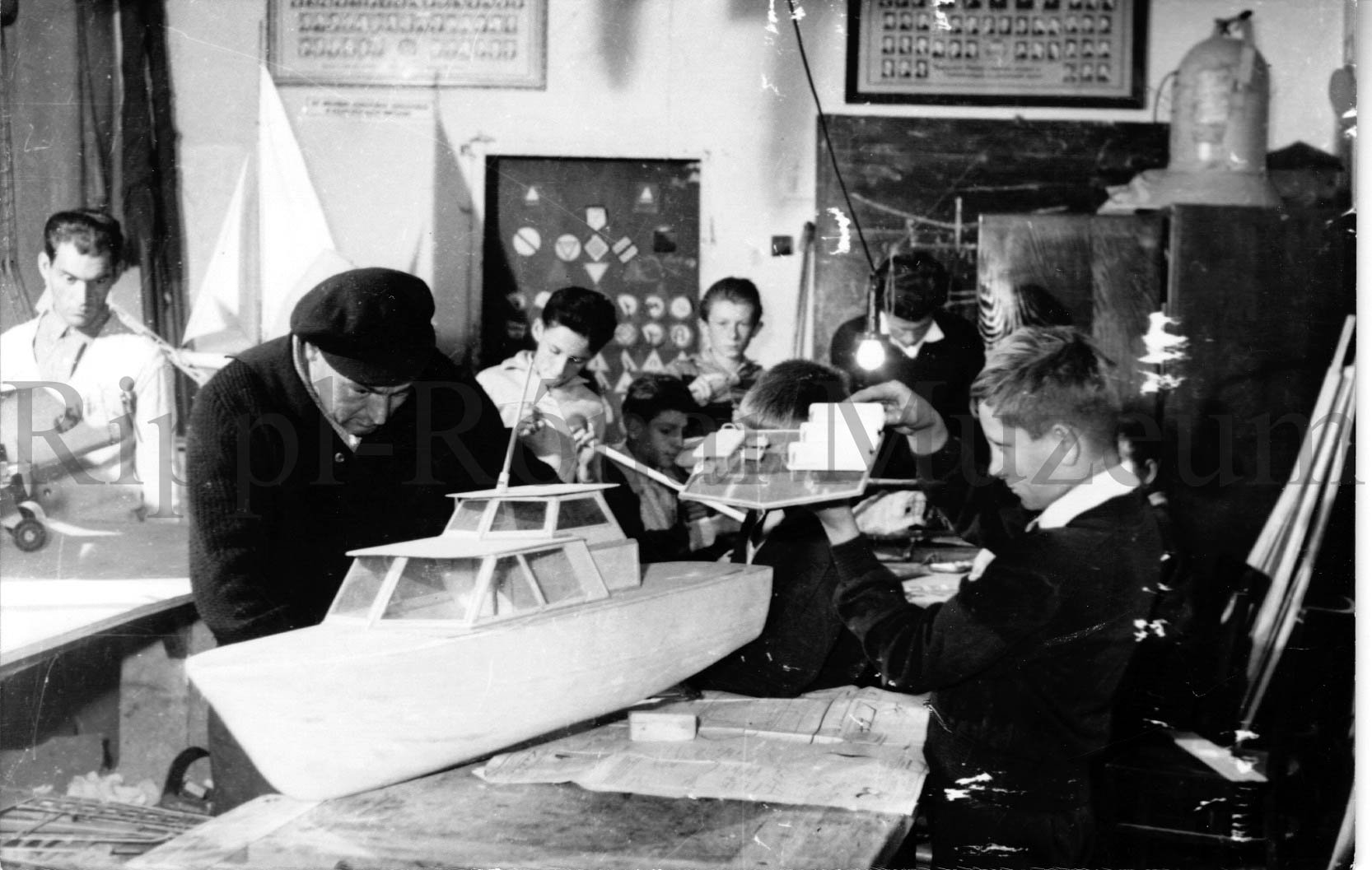 Az MHSZ (Magyar Honvédelmi Szövetség) siófoki modellező szakköre (hajómodell készül) (Rippl-Rónai Múzeum CC BY-NC-SA)