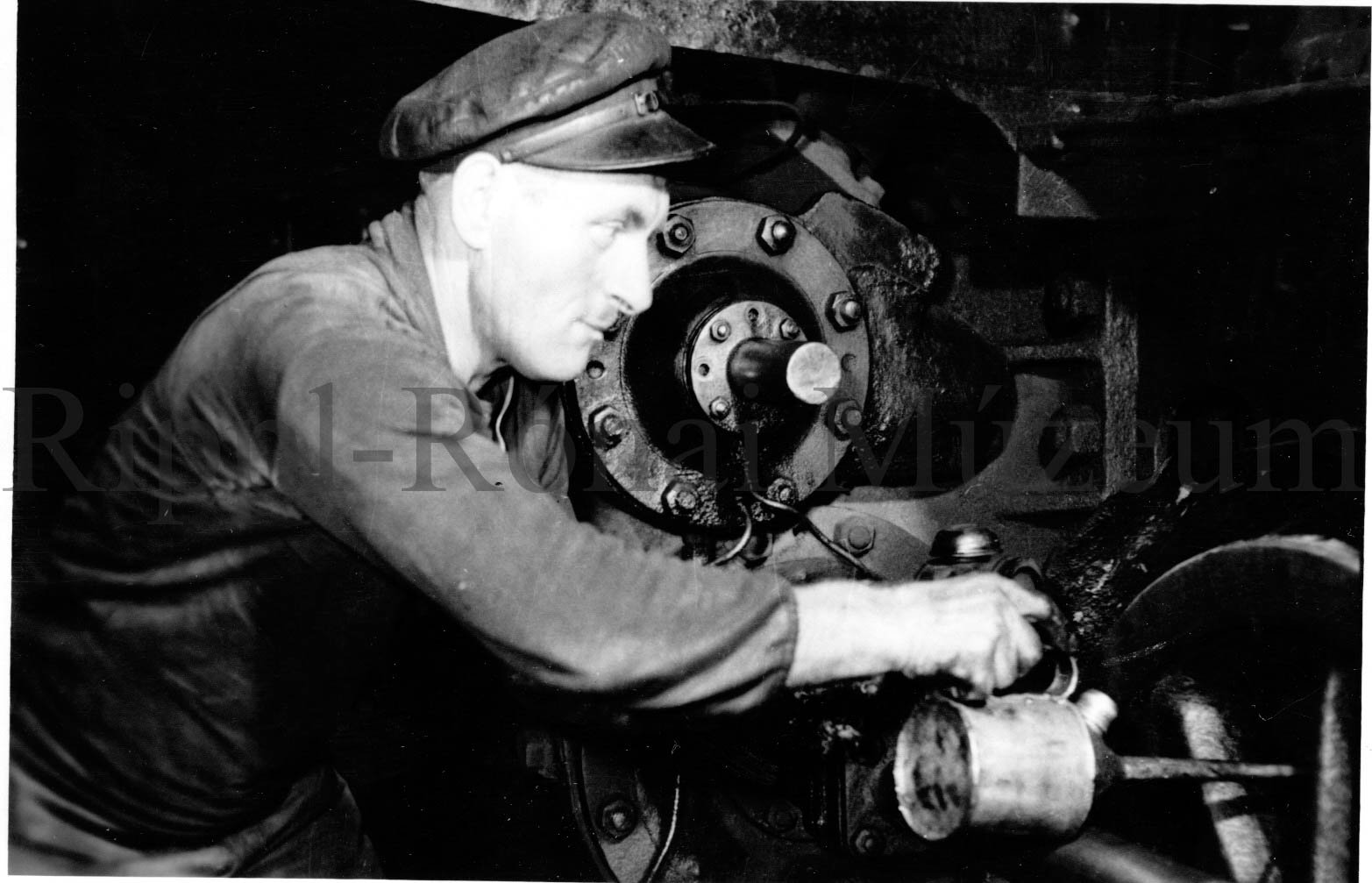A fűtőházban Nagy Sándor fűtő mégegyszer megolajozza a mozdonyt (Rippl-Rónai Múzeum CC BY-NC-SA)