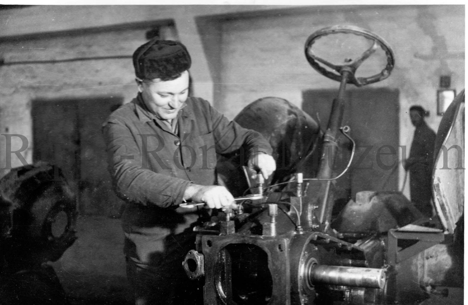 A tabi gépállomás. Müller Ferenc egy zetoron főtengely-hajtókar csapágybeállítást végez. (Rippl-Rónai Múzeum CC BY-NC-SA)