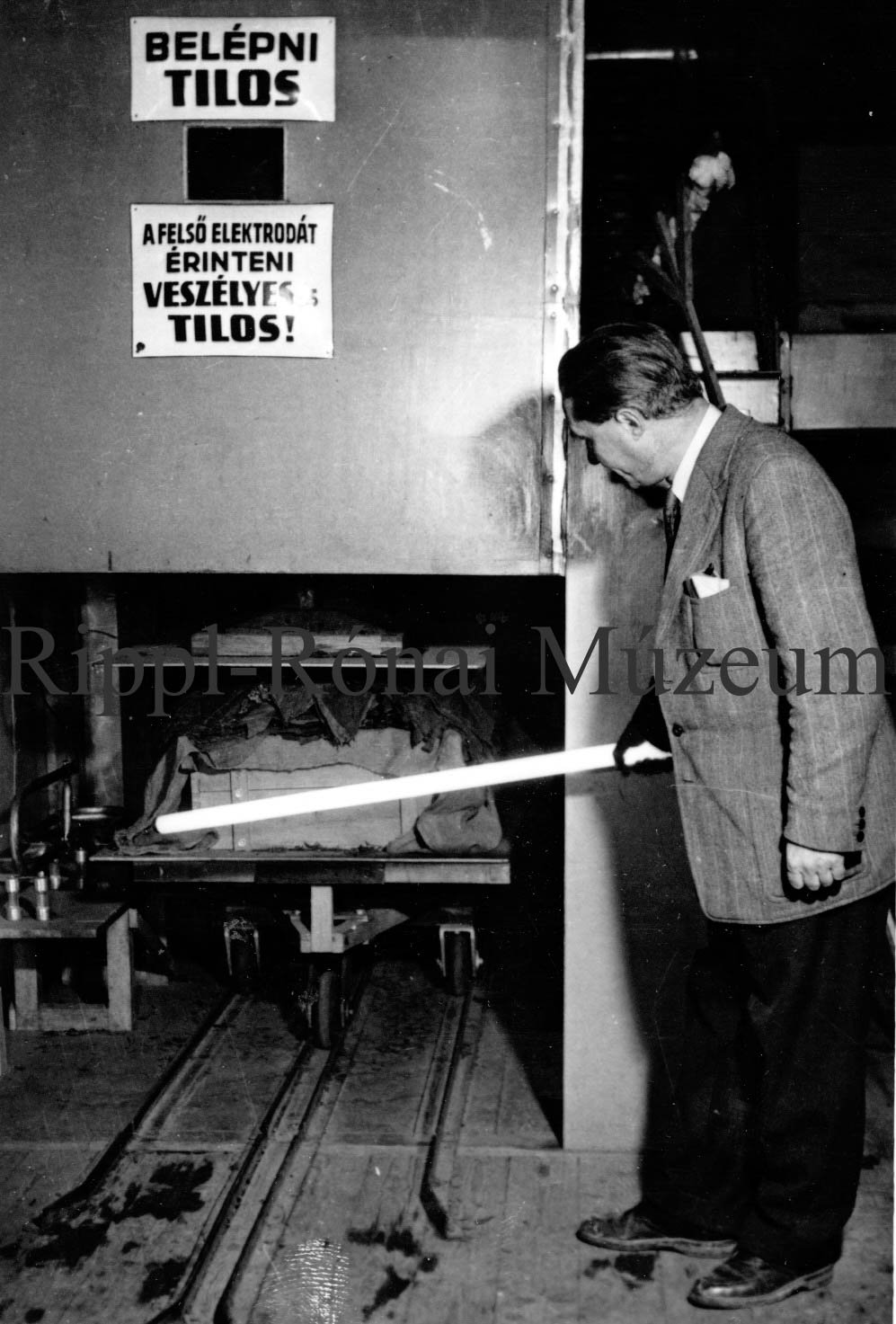 A nagyatádi Dohánybeváltó. Gavallér Andor fénycsővel vizsgálja az elektromágneses kisugárzás erősségét. (Rippl-Rónai Múzeum CC BY-NC-SA)