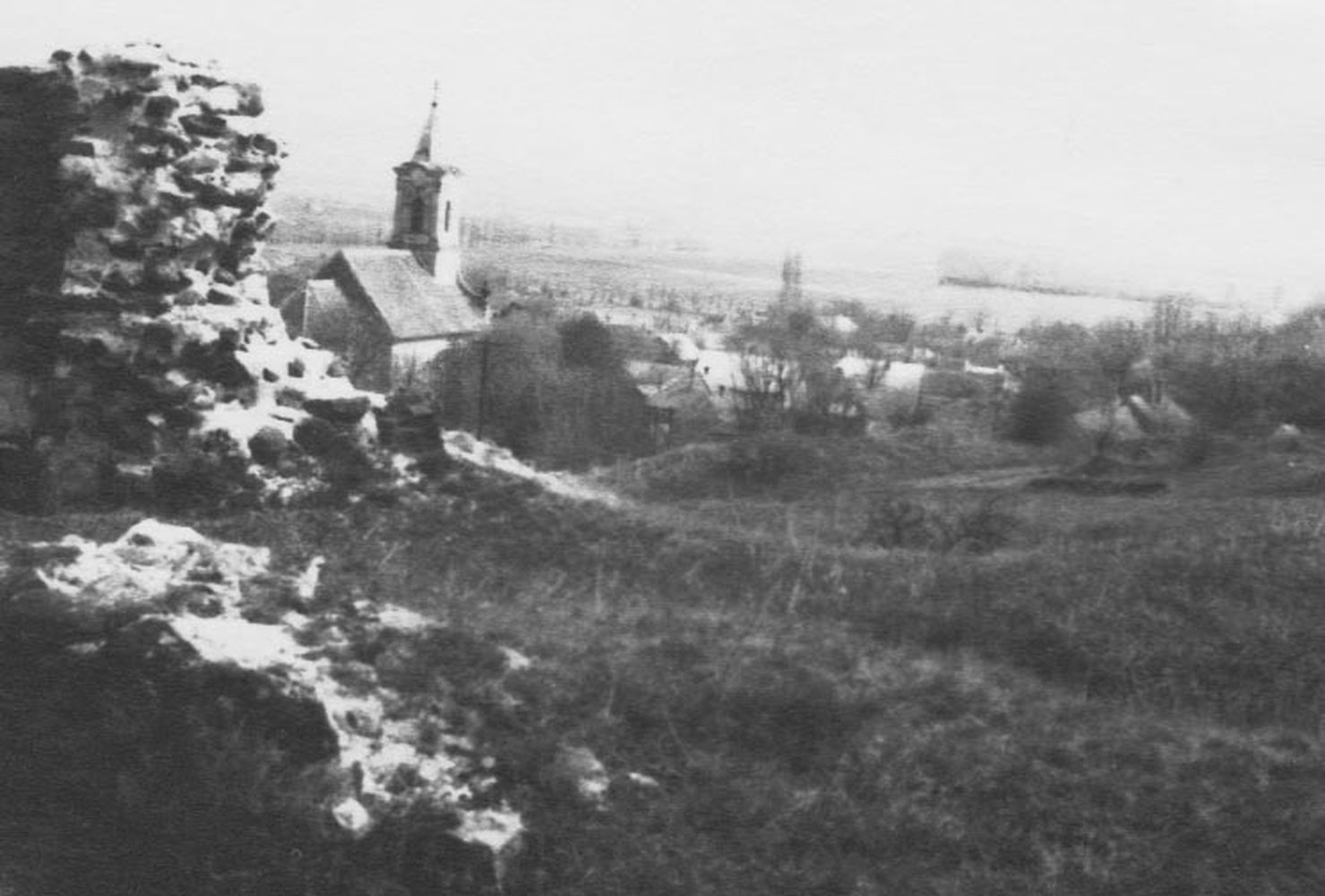 A falu látképe a rommal. Mindszentkálla (Rippl-Rónai Múzeum CC BY-NC-ND)