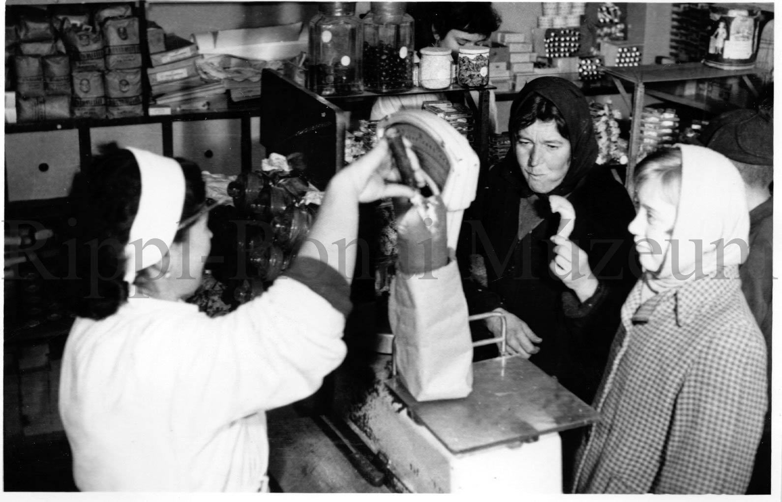 A tüskevári 376. sz. élelmiszerbolt. A boltos kiszolgálás közben (Rippl-Rónai Múzeum CC BY-NC-SA)