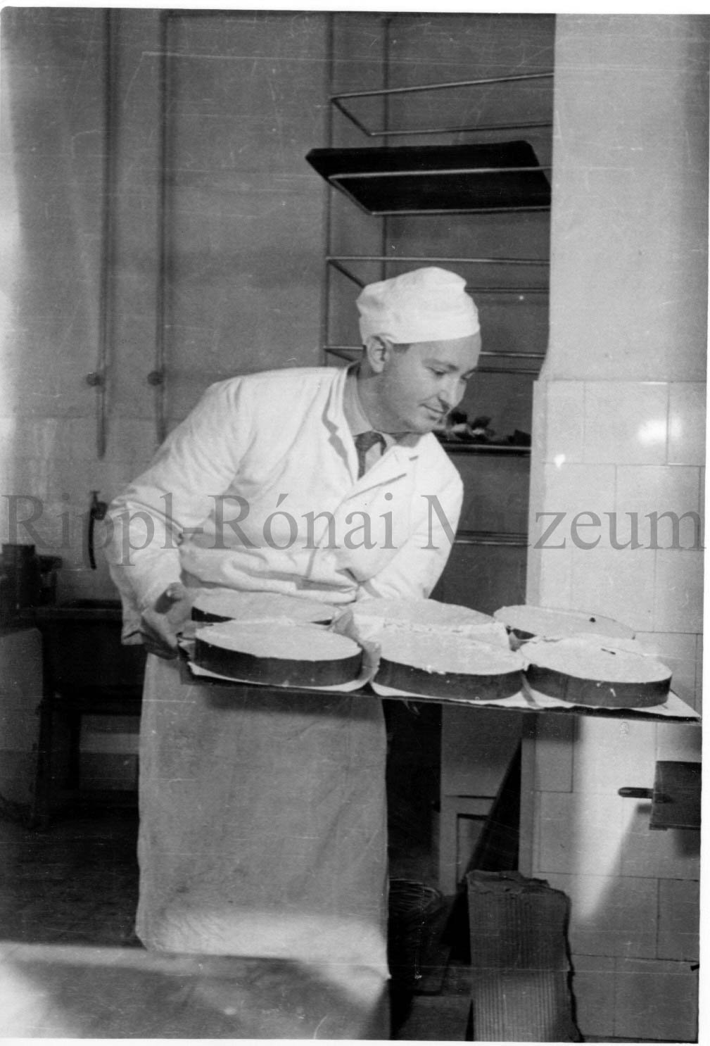 A marcali új cukrászda. Fitos Gyula cukrászmester tortákat készít (Rippl-Rónai Múzeum CC BY-NC-SA)