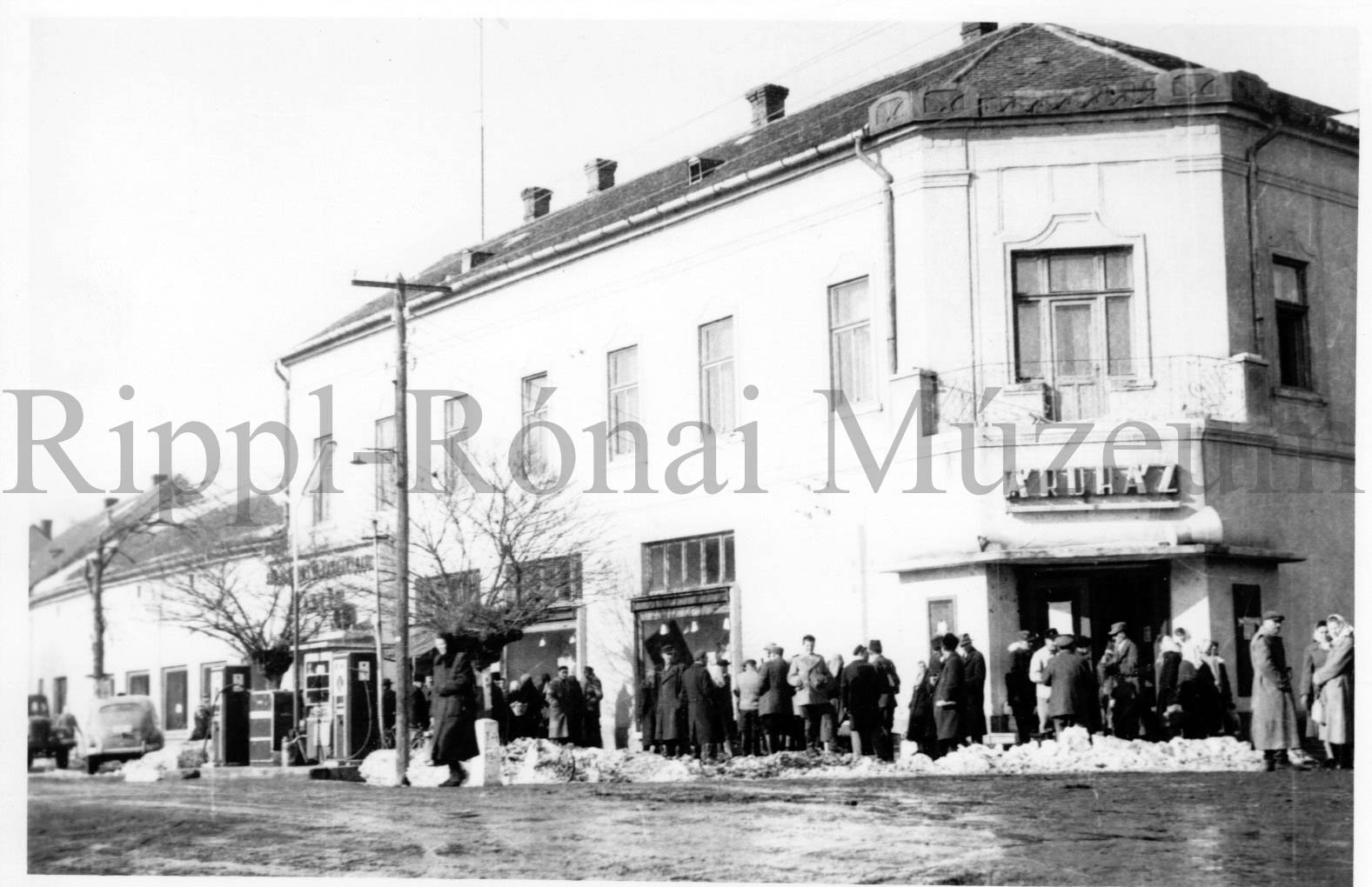 Heti vásár a marcali áruház előtt (Rippl-Rónai Múzeum CC BY-NC-SA)