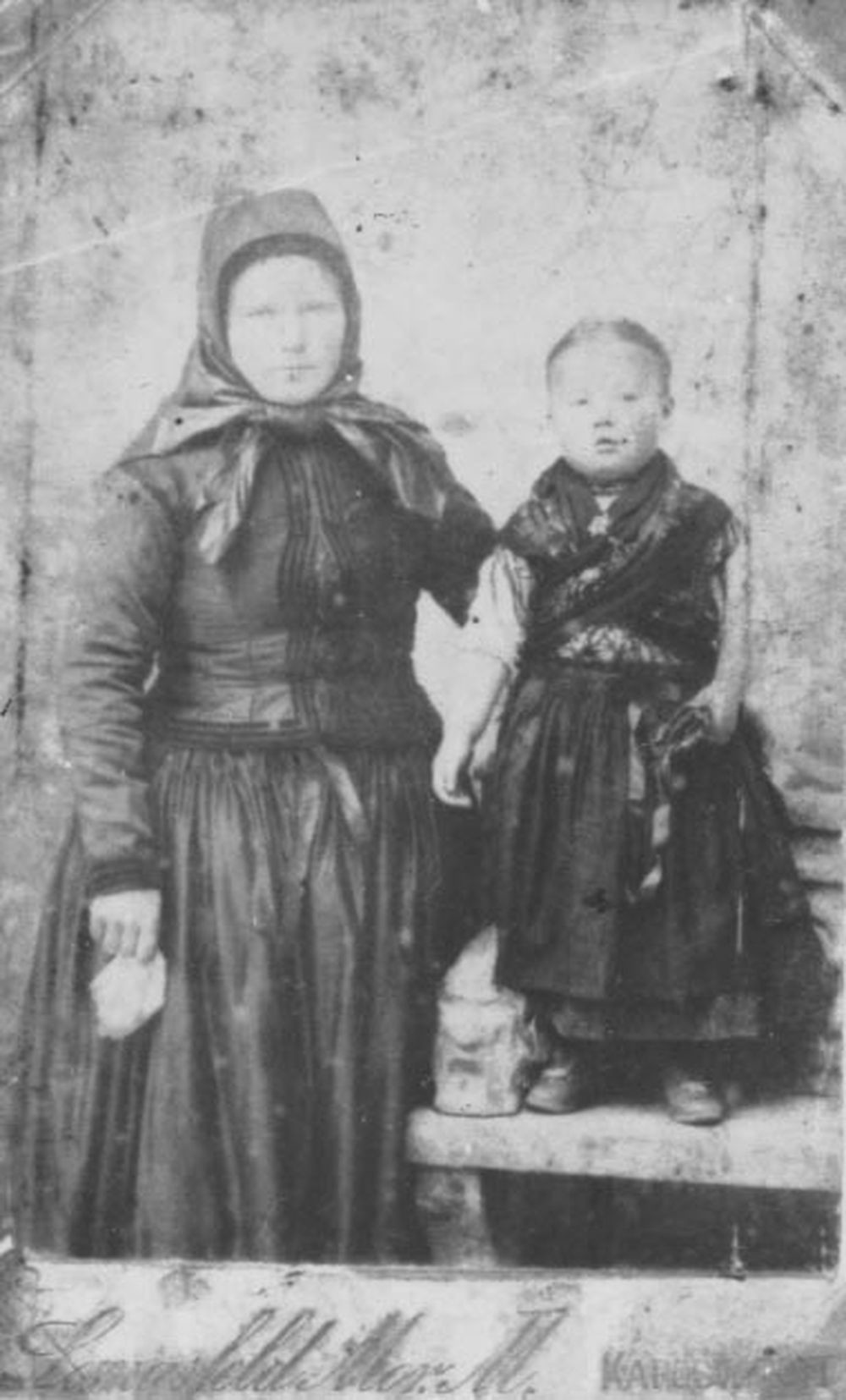 Sváb viselet - családi fotó, Ecseny (Rippl-Rónai Múzeum CC BY-NC-ND)