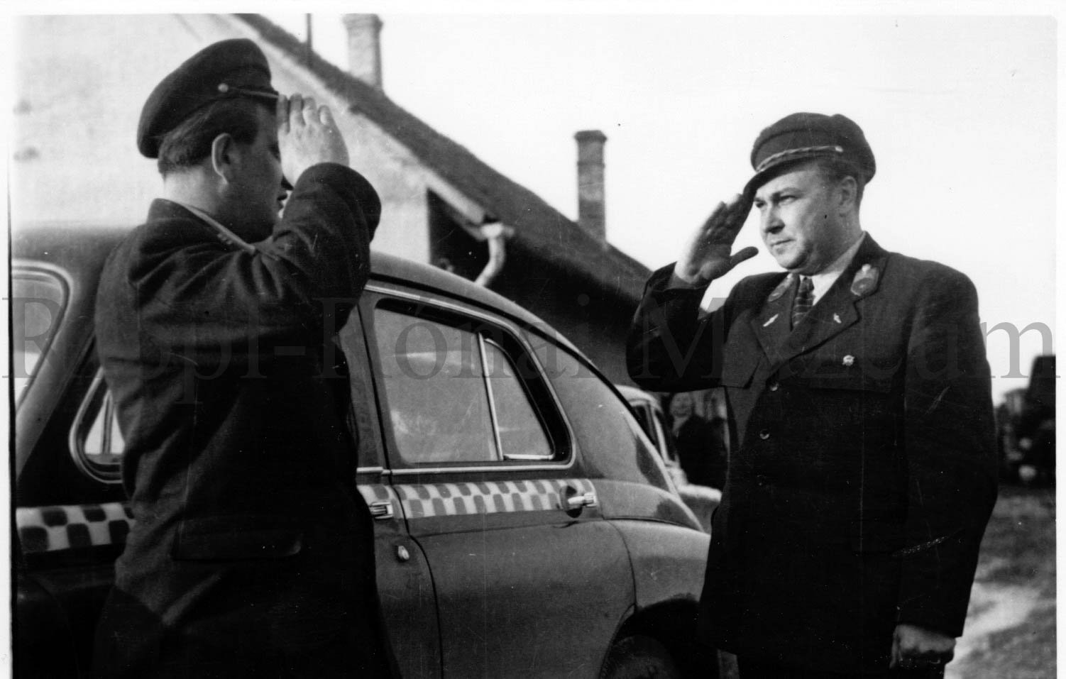 A marcali taxisofőr szolgálatra jelentkezik a 23. sz. AKÖV-főnökség vezetőjénél (Rippl-Rónai Múzeum CC BY-NC-SA)