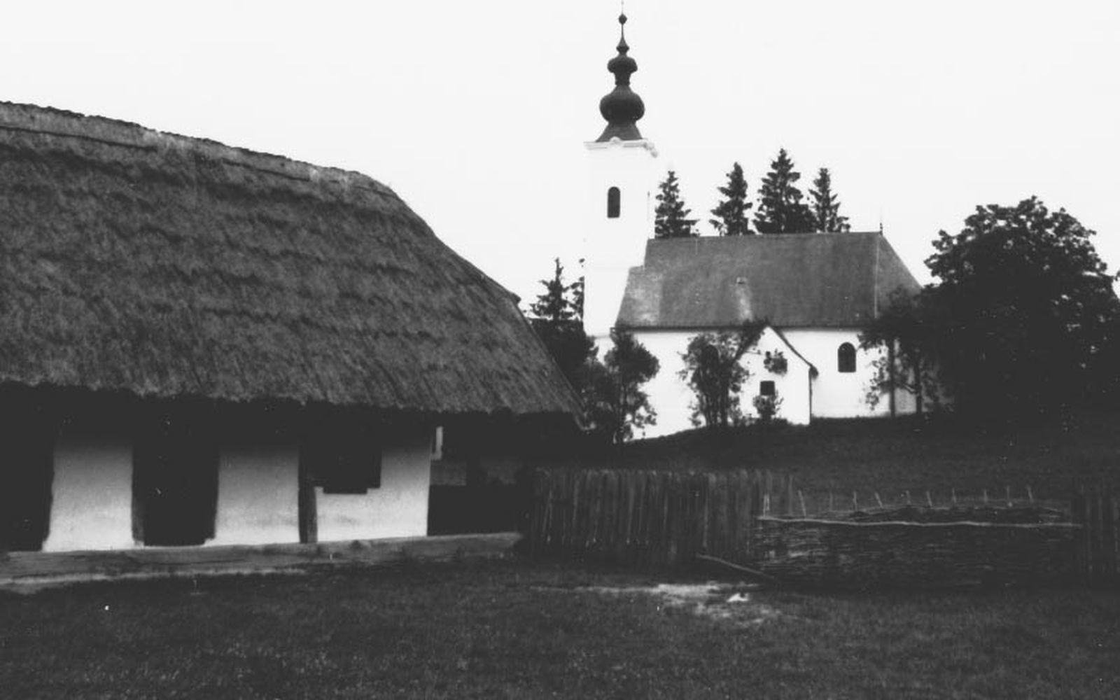 A templom látképe a csökölyi lakóházzal (Rippl-Rónai Múzeum CC BY-NC-ND)