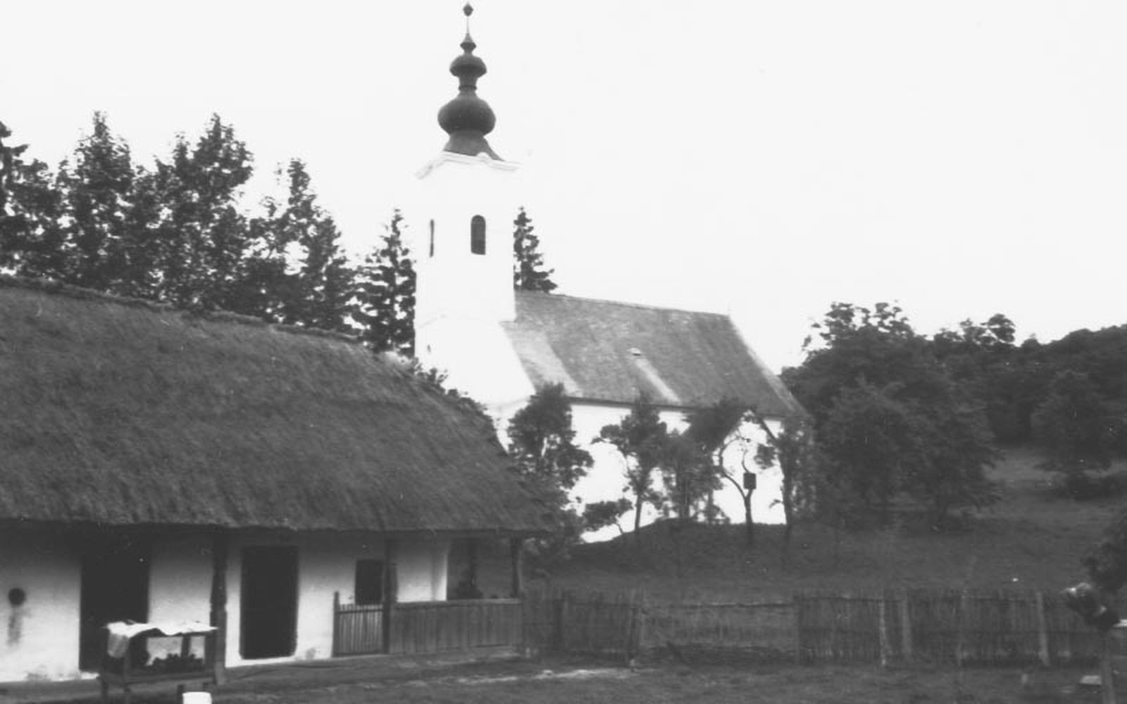 A rinyakovácsi lakóház a templommal (Rippl-Rónai Múzeum CC BY-NC-ND)