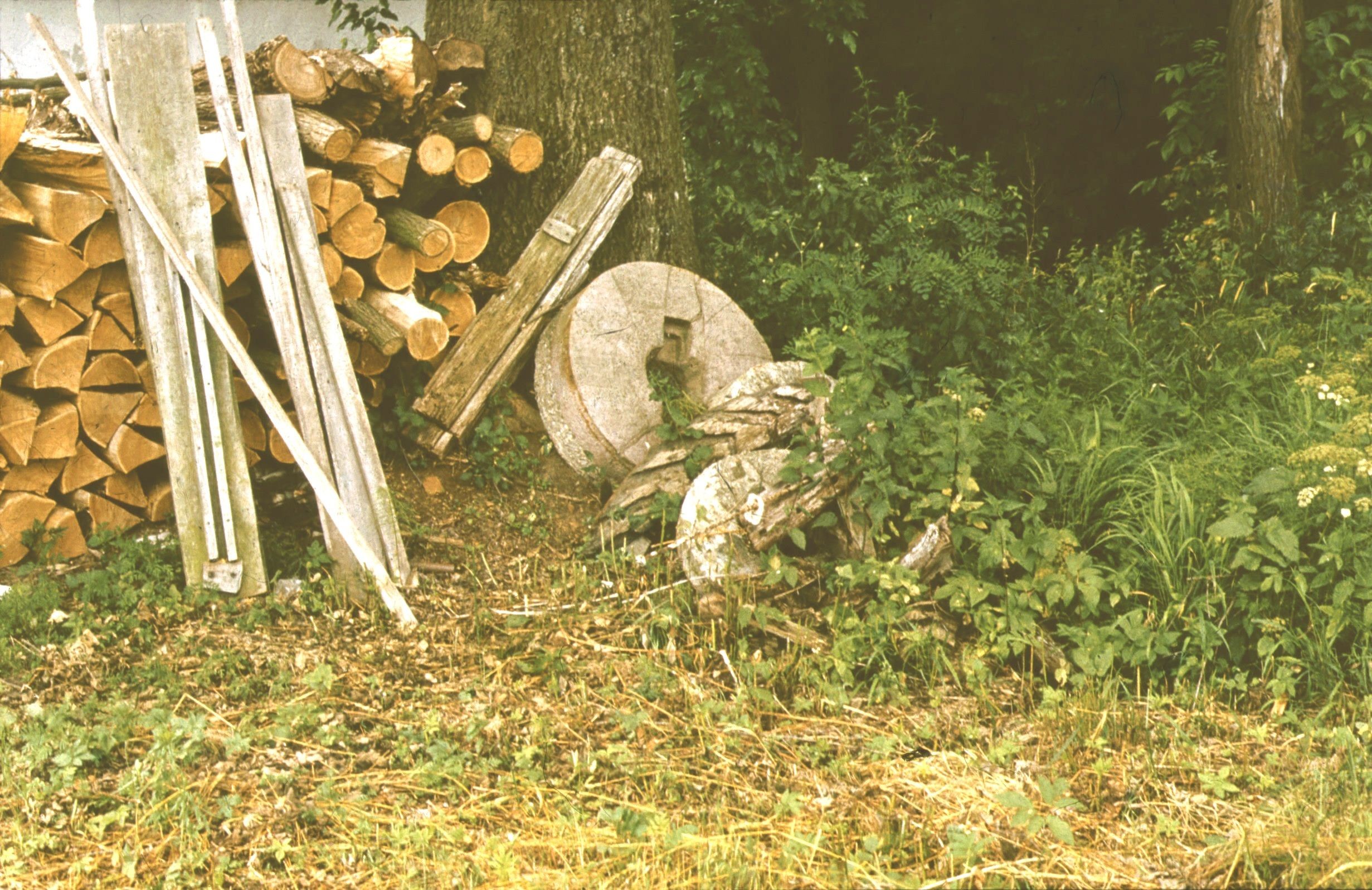 Használaton kívüli malomkövek a malom mellett (Rippl-Rónai Múzeum CC BY-NC-ND)