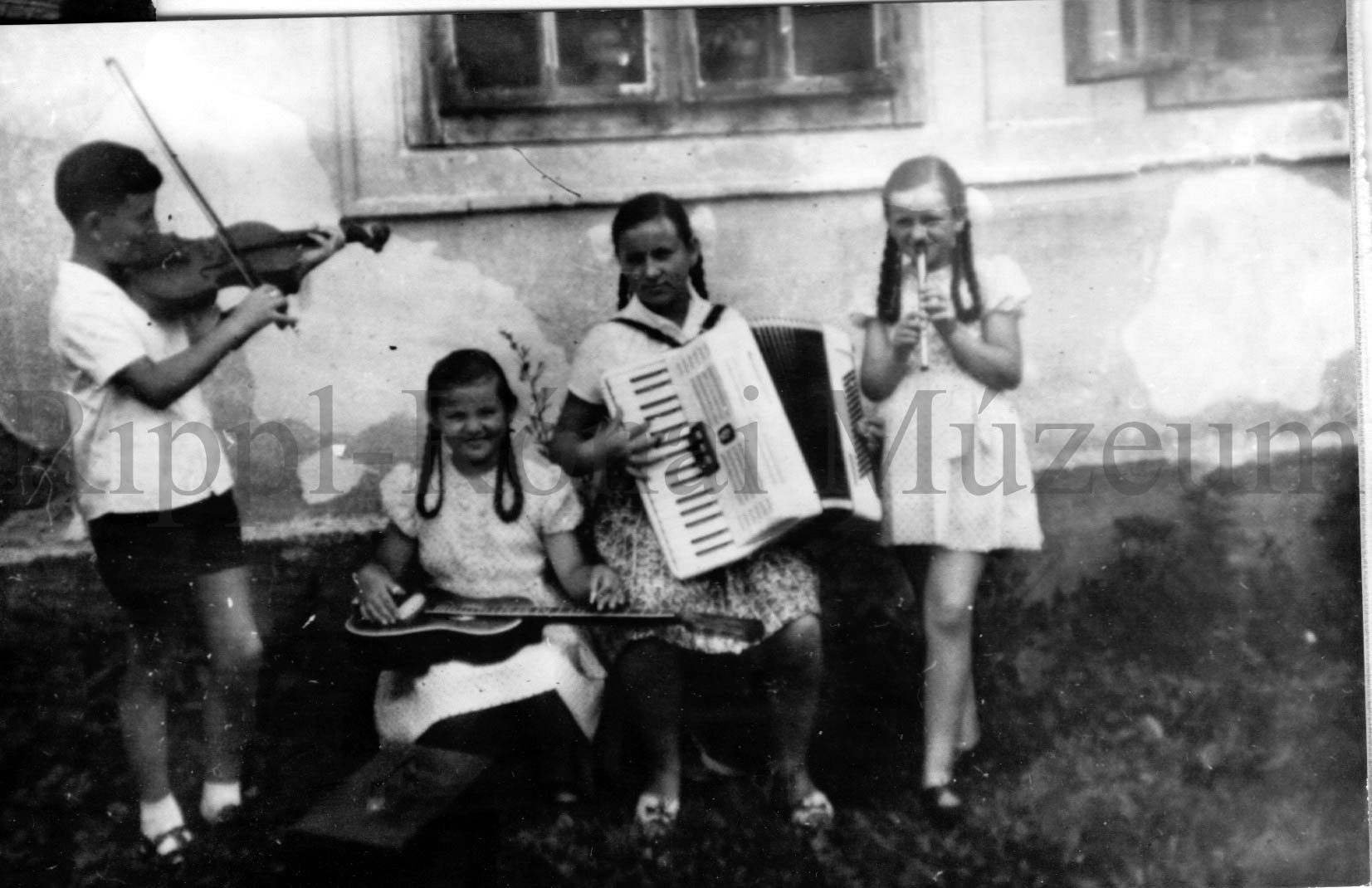 A kadarkúti Szabadság Tsz.-ben átforgatjáka csíráztató ládákat (Rippl-Rónai Múzeum CC BY-NC-SA)
